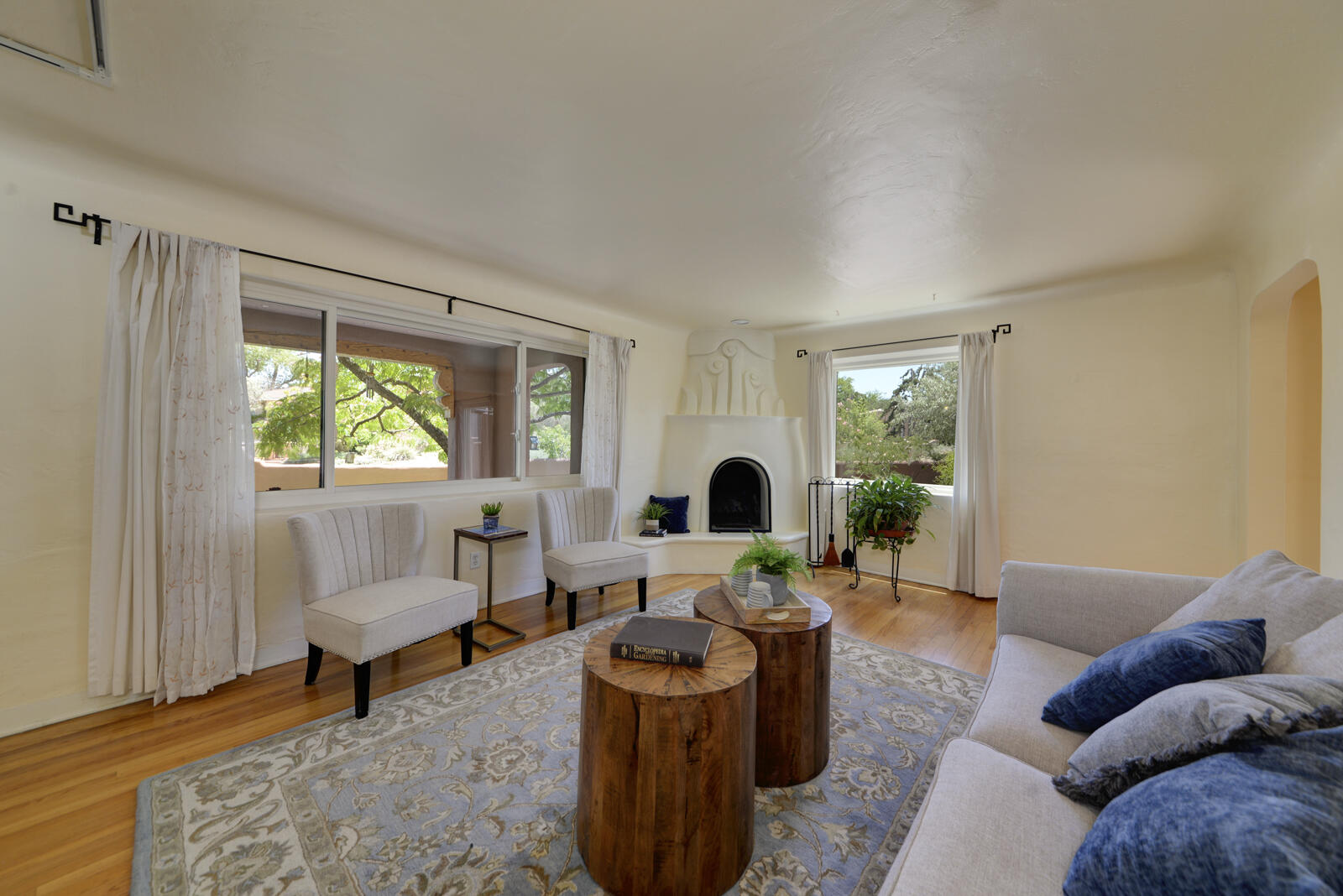 525 SOLANO Drive SE