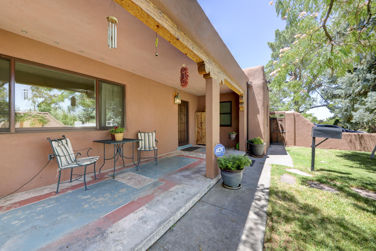 525 SOLANO Drive SE
