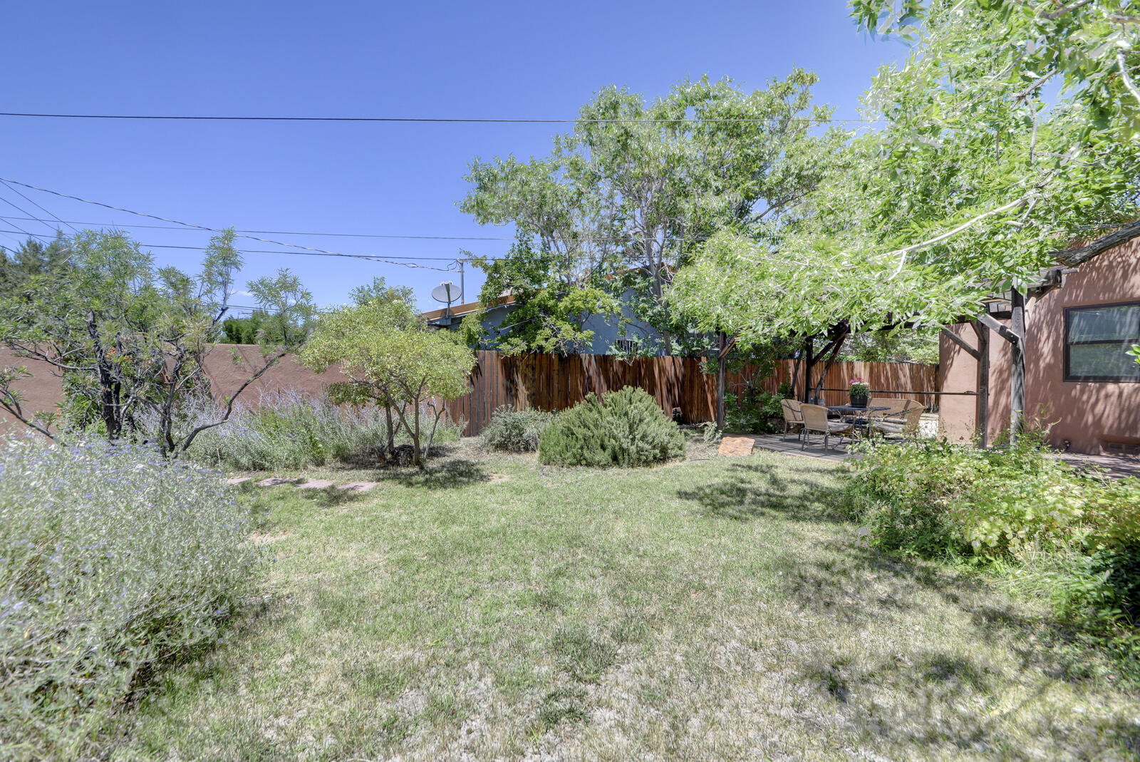 525 SOLANO Drive SE