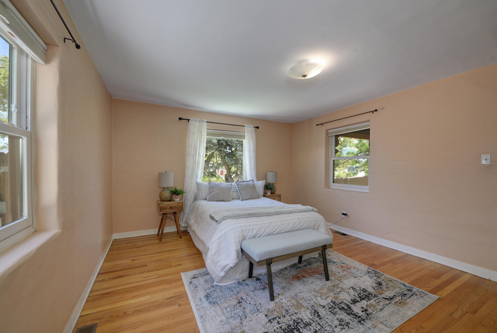 525 SOLANO Drive SE