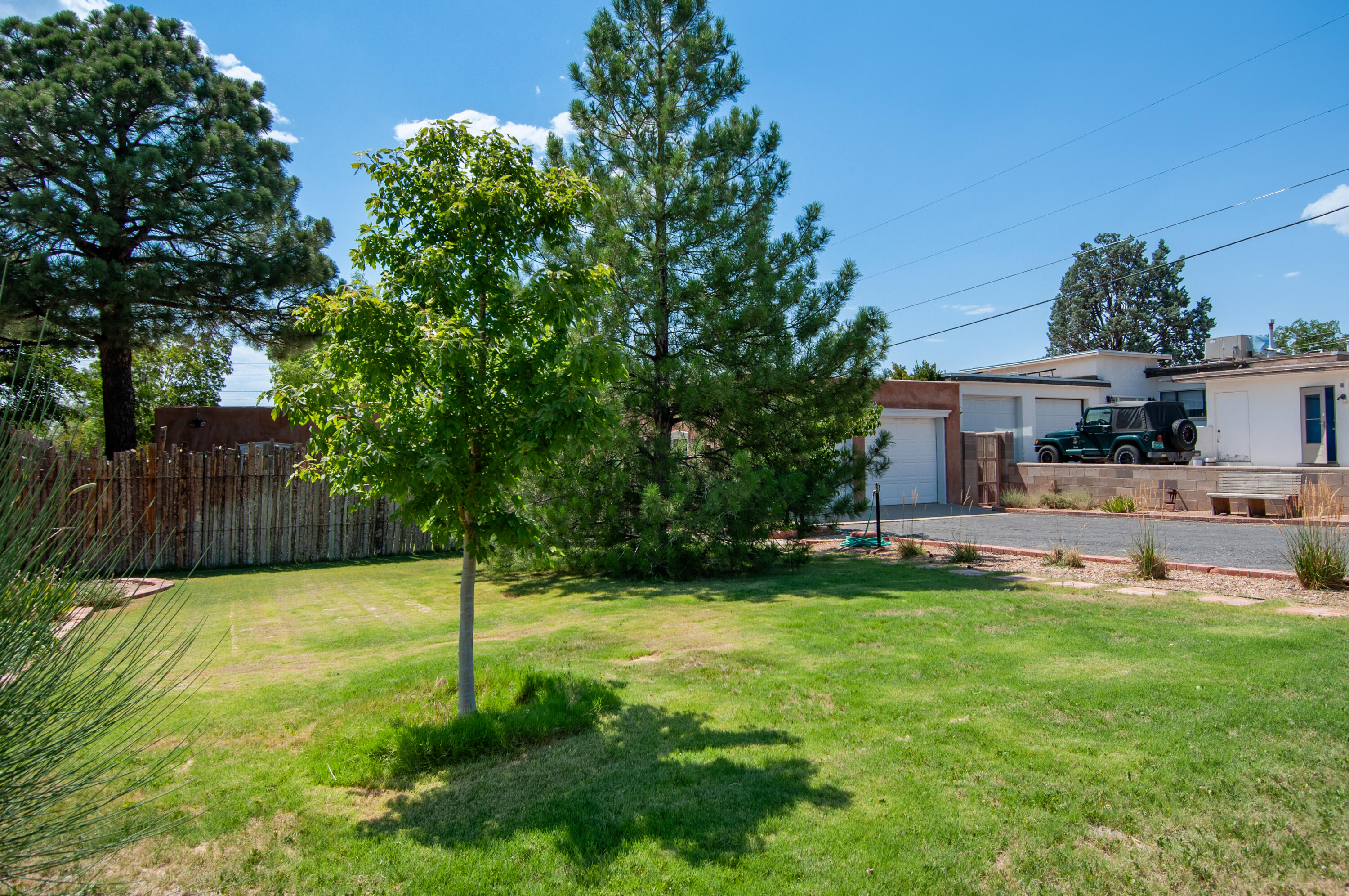 929 AVENIDA ESTRELLITA NE