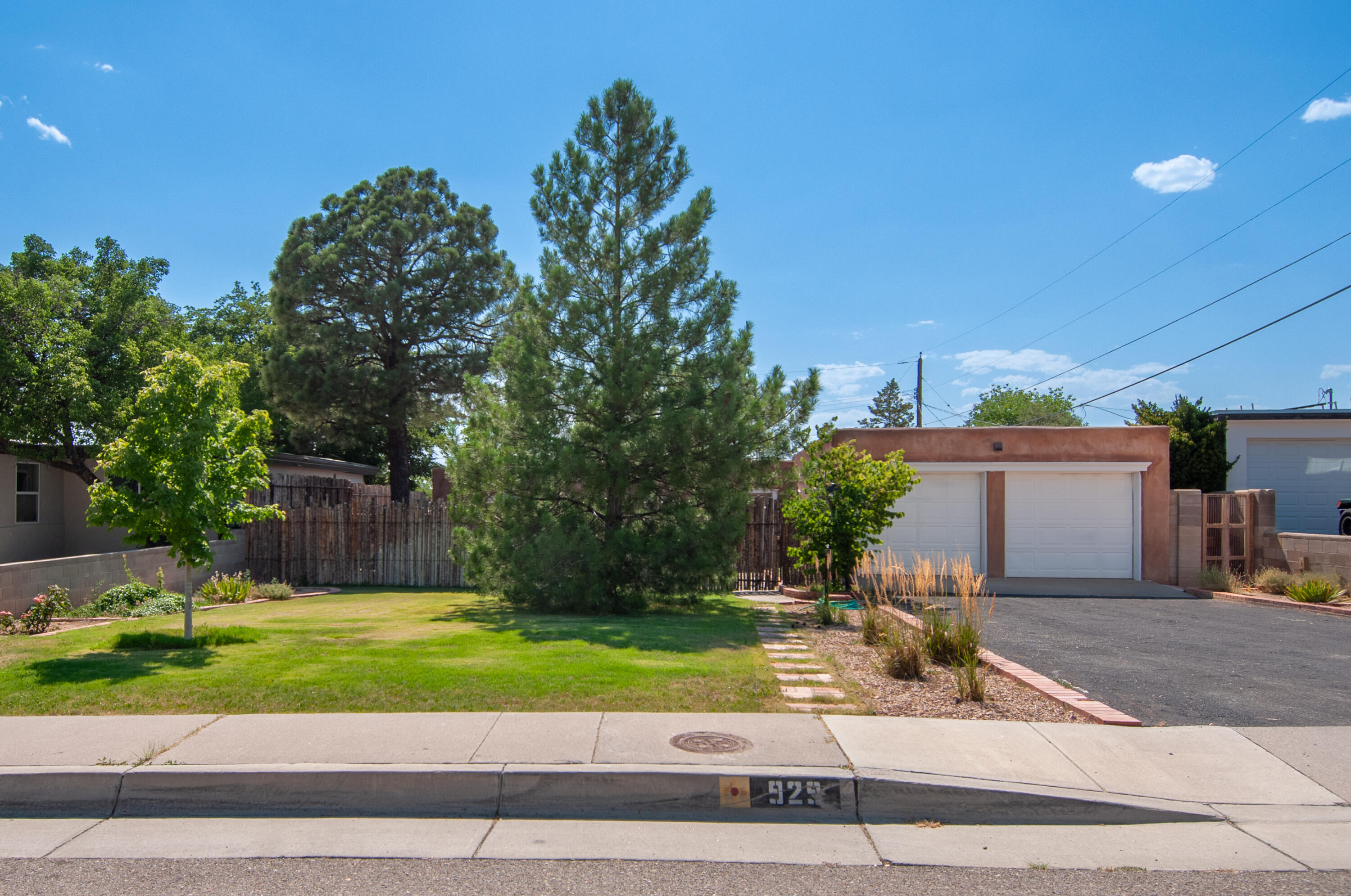 929 AVENIDA ESTRELLITA NE