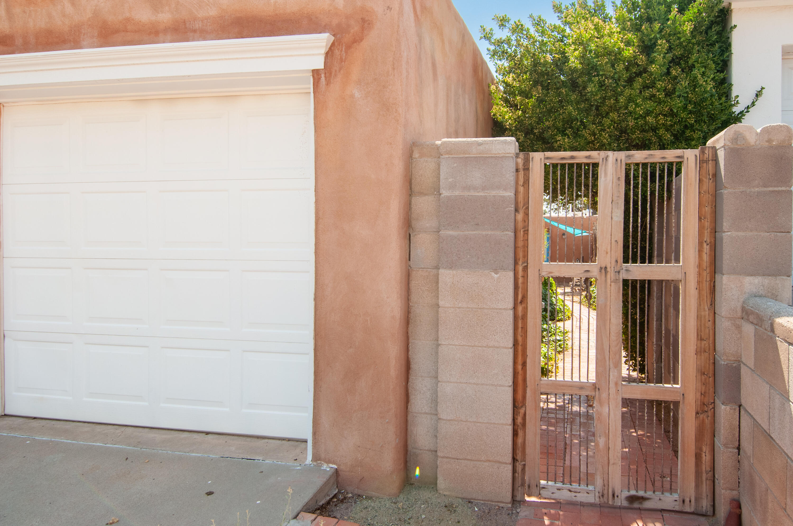 929 AVENIDA ESTRELLITA NE