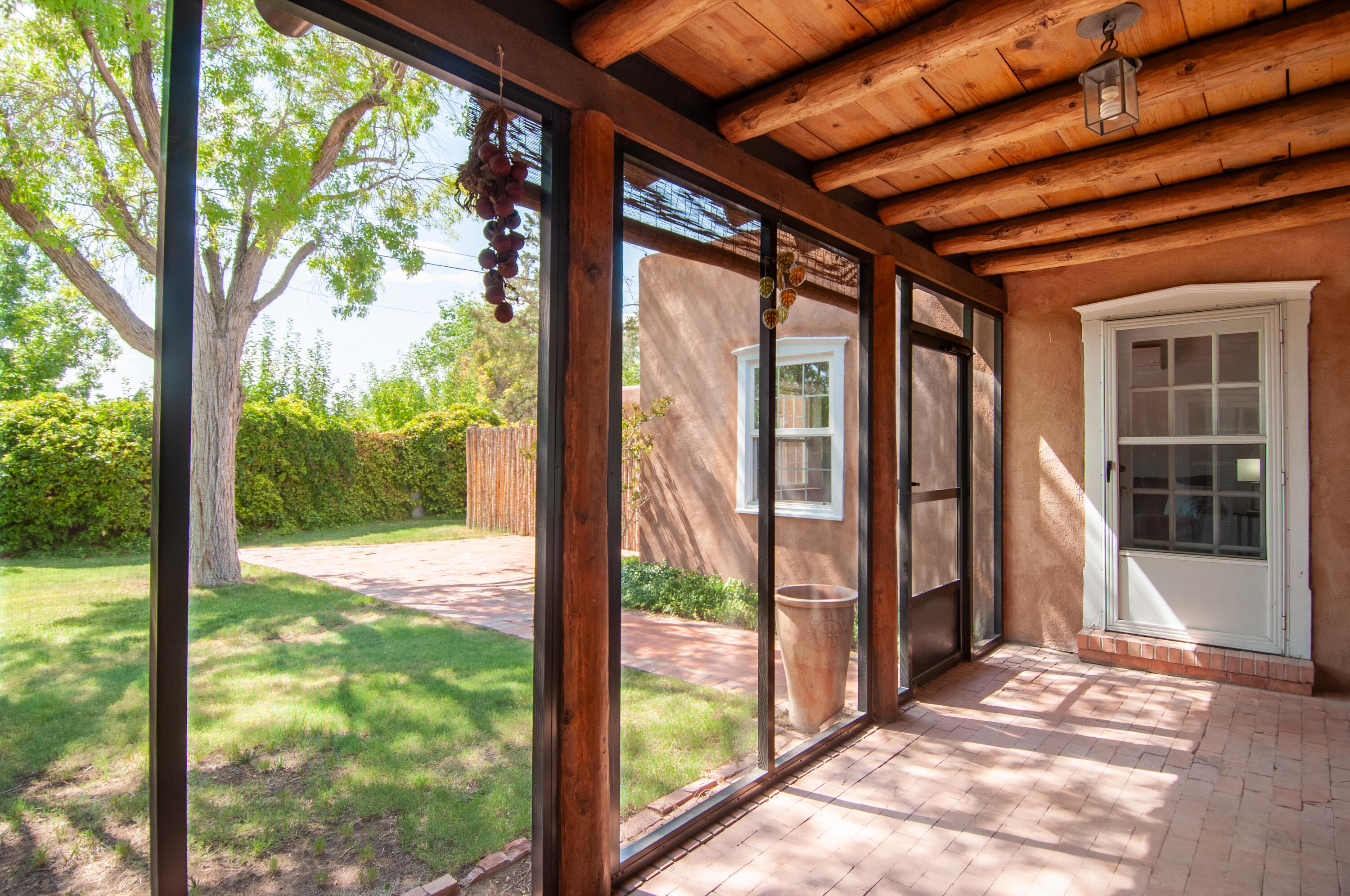 929 AVENIDA ESTRELLITA NE