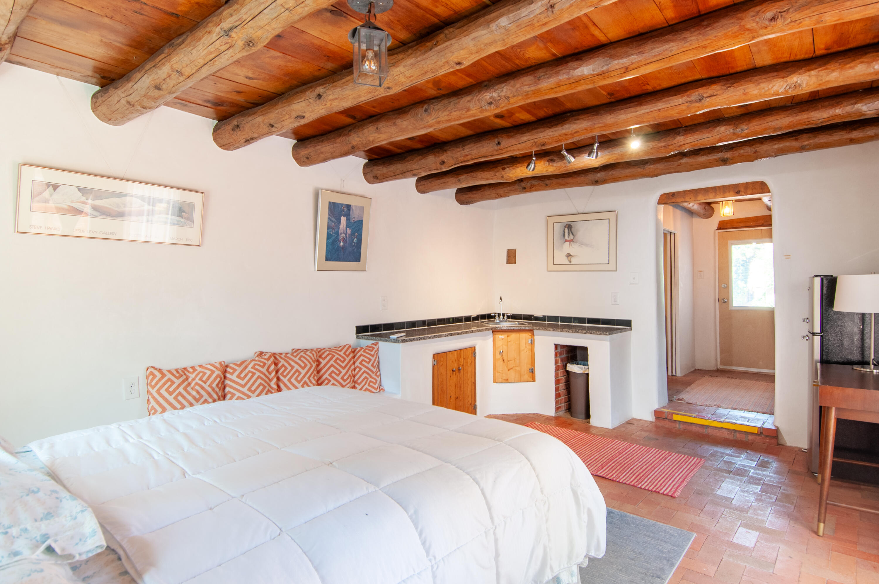 929 AVENIDA ESTRELLITA NE