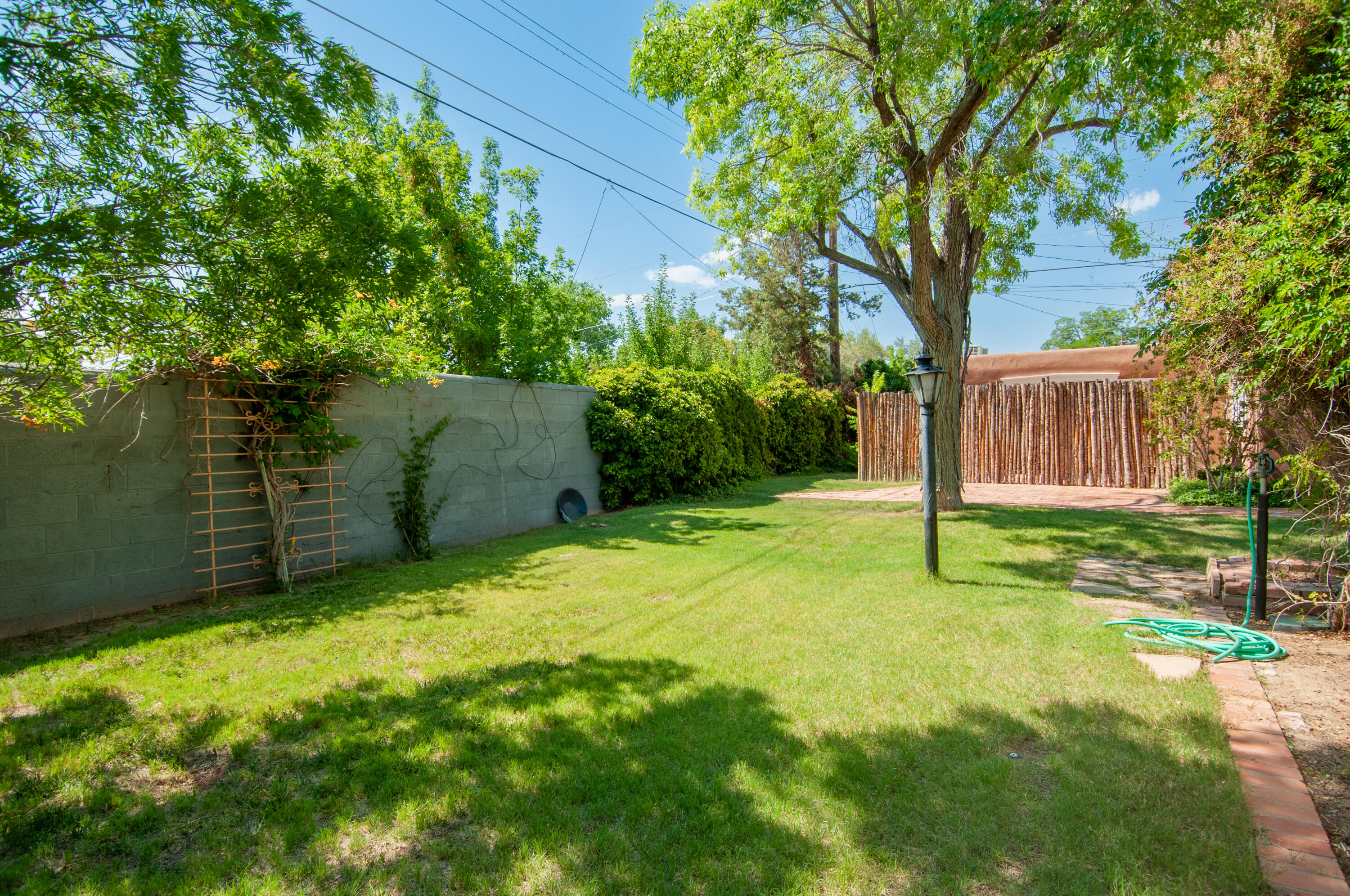 929 AVENIDA ESTRELLITA NE