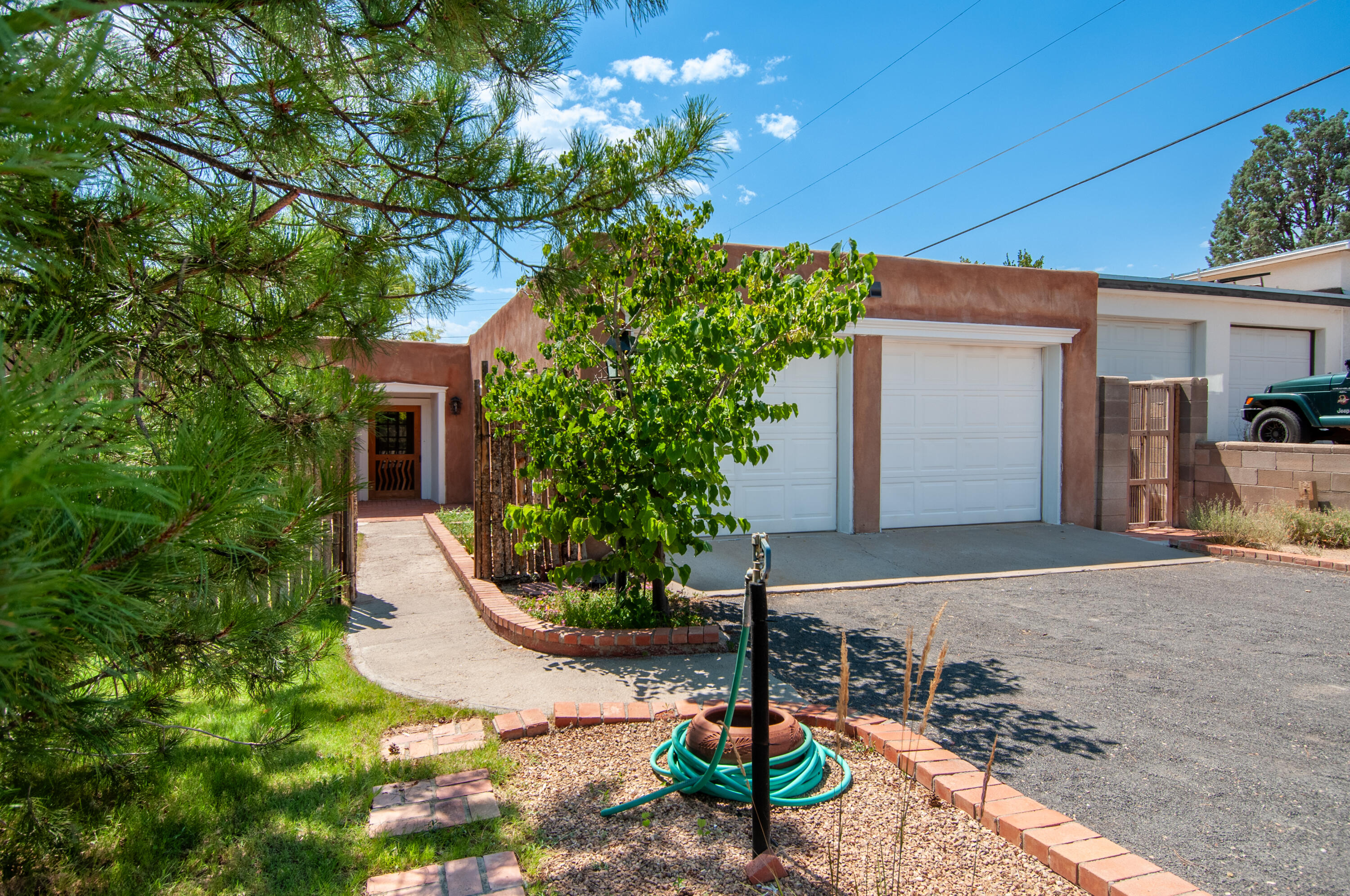 929 AVENIDA ESTRELLITA NE