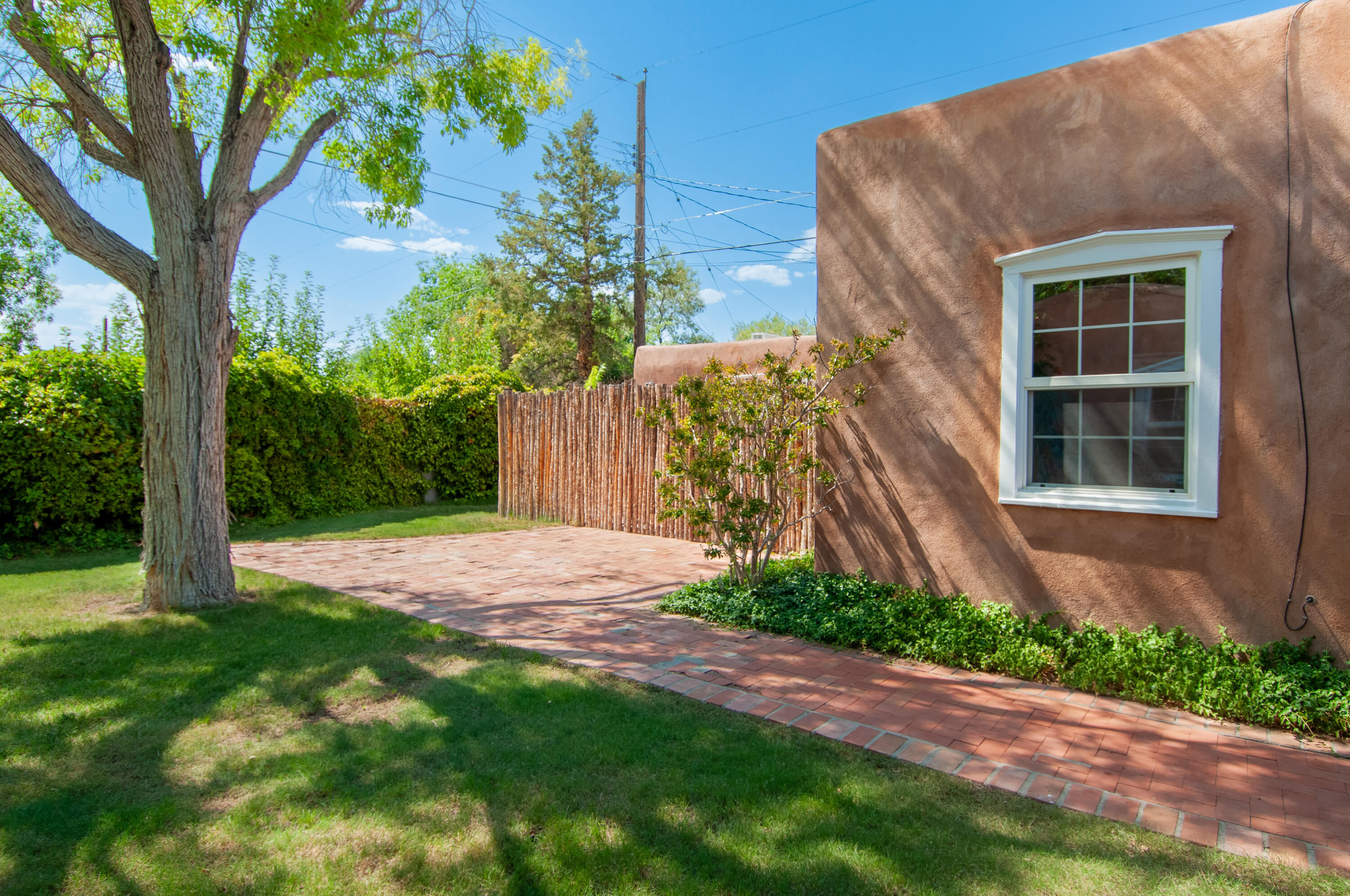 929 AVENIDA ESTRELLITA NE