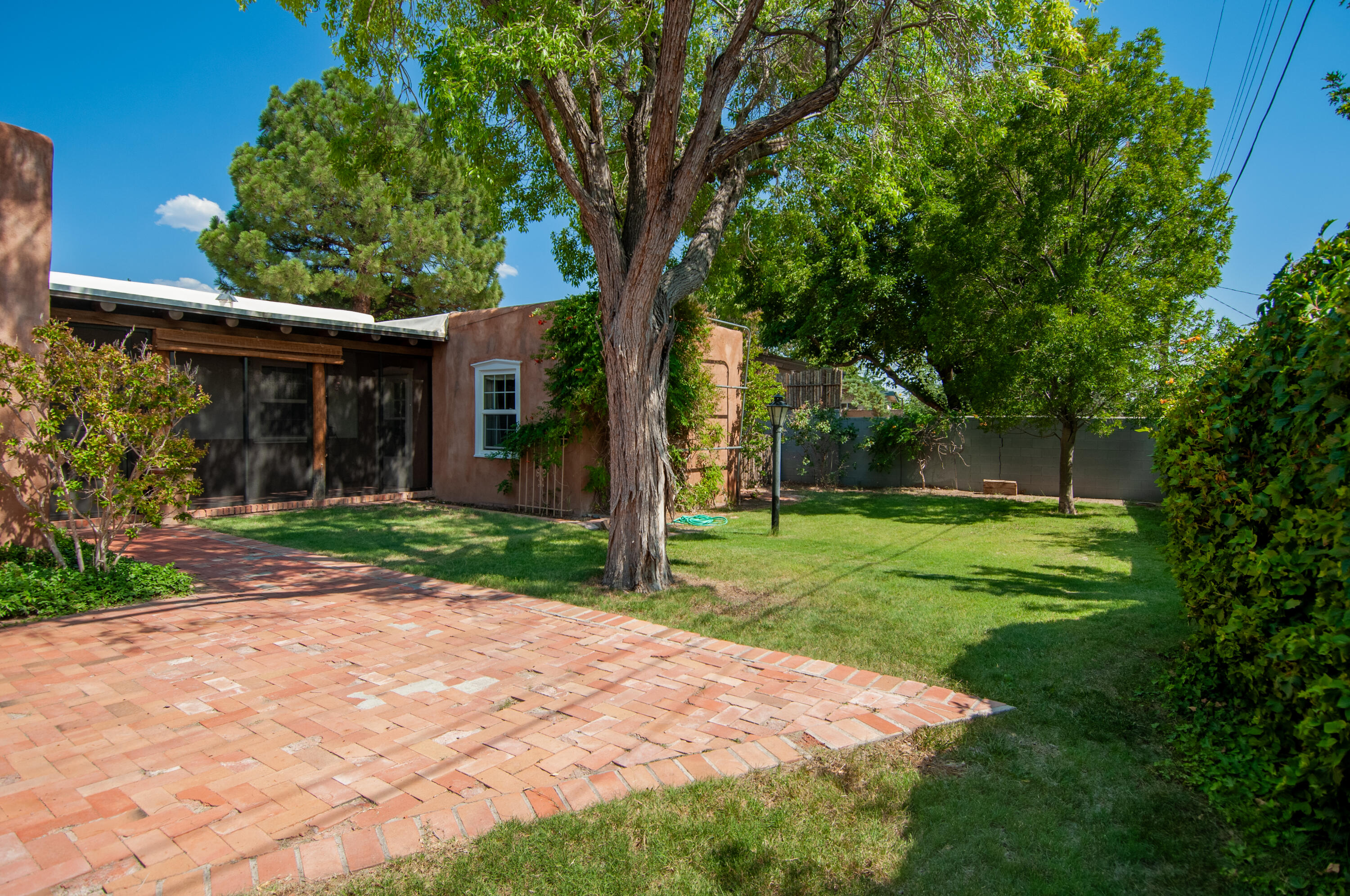 929 AVENIDA ESTRELLITA NE