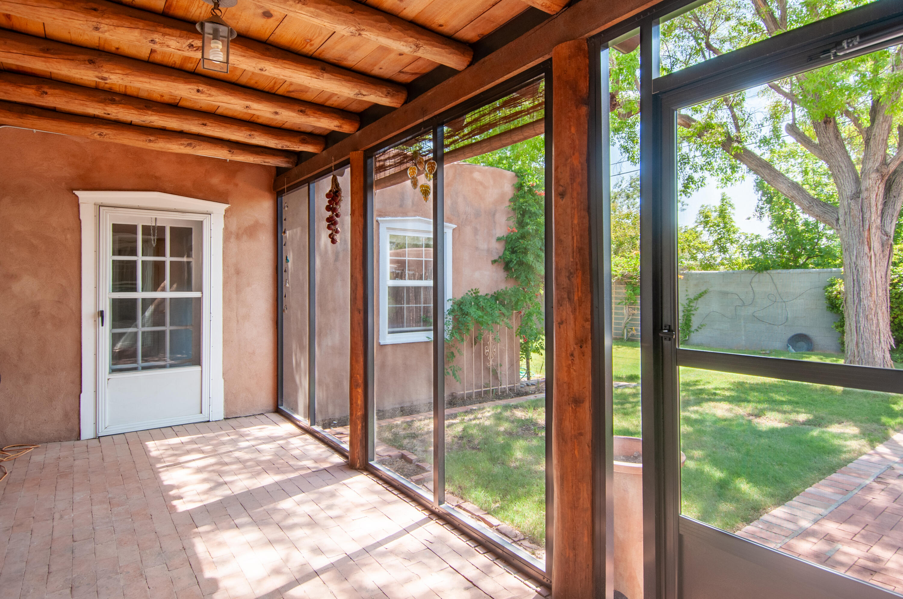 929 AVENIDA ESTRELLITA NE