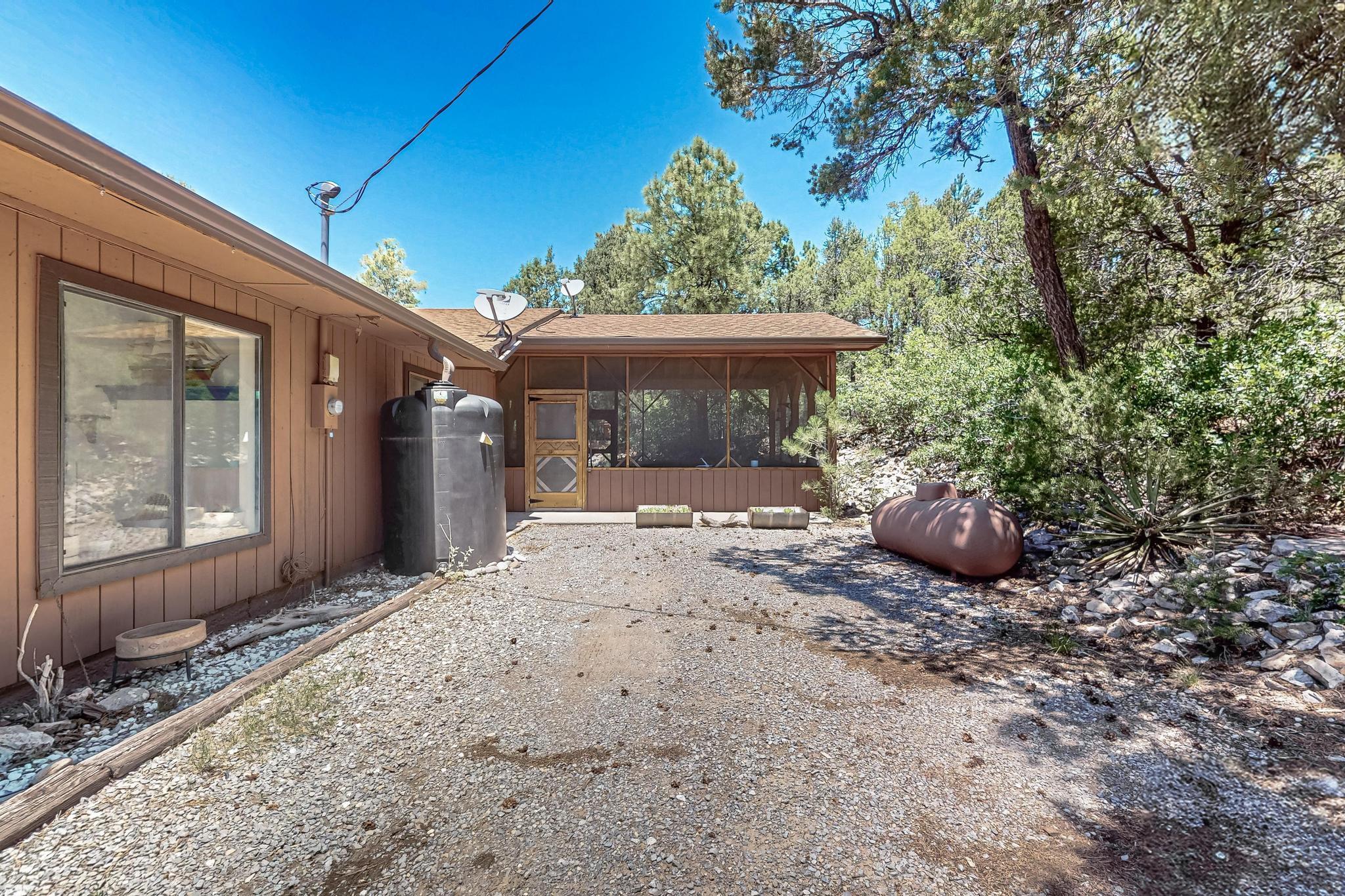 4 SCOTT Court
