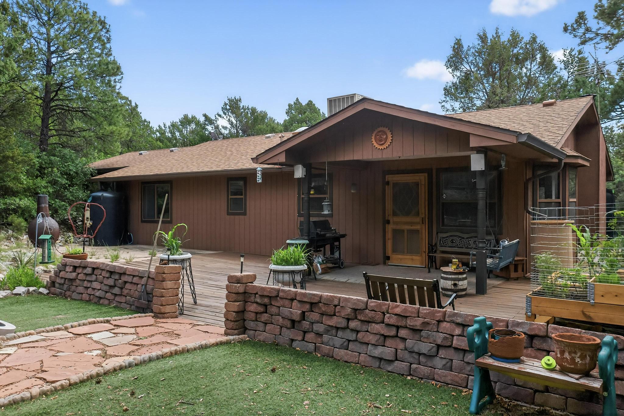 4 SCOTT Court