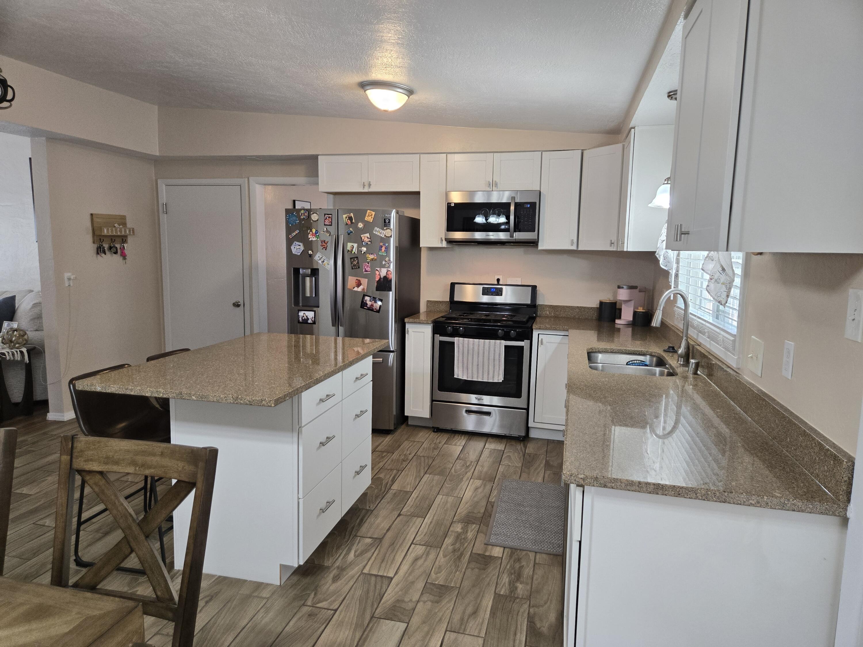 610 ESPANOLA Street NE