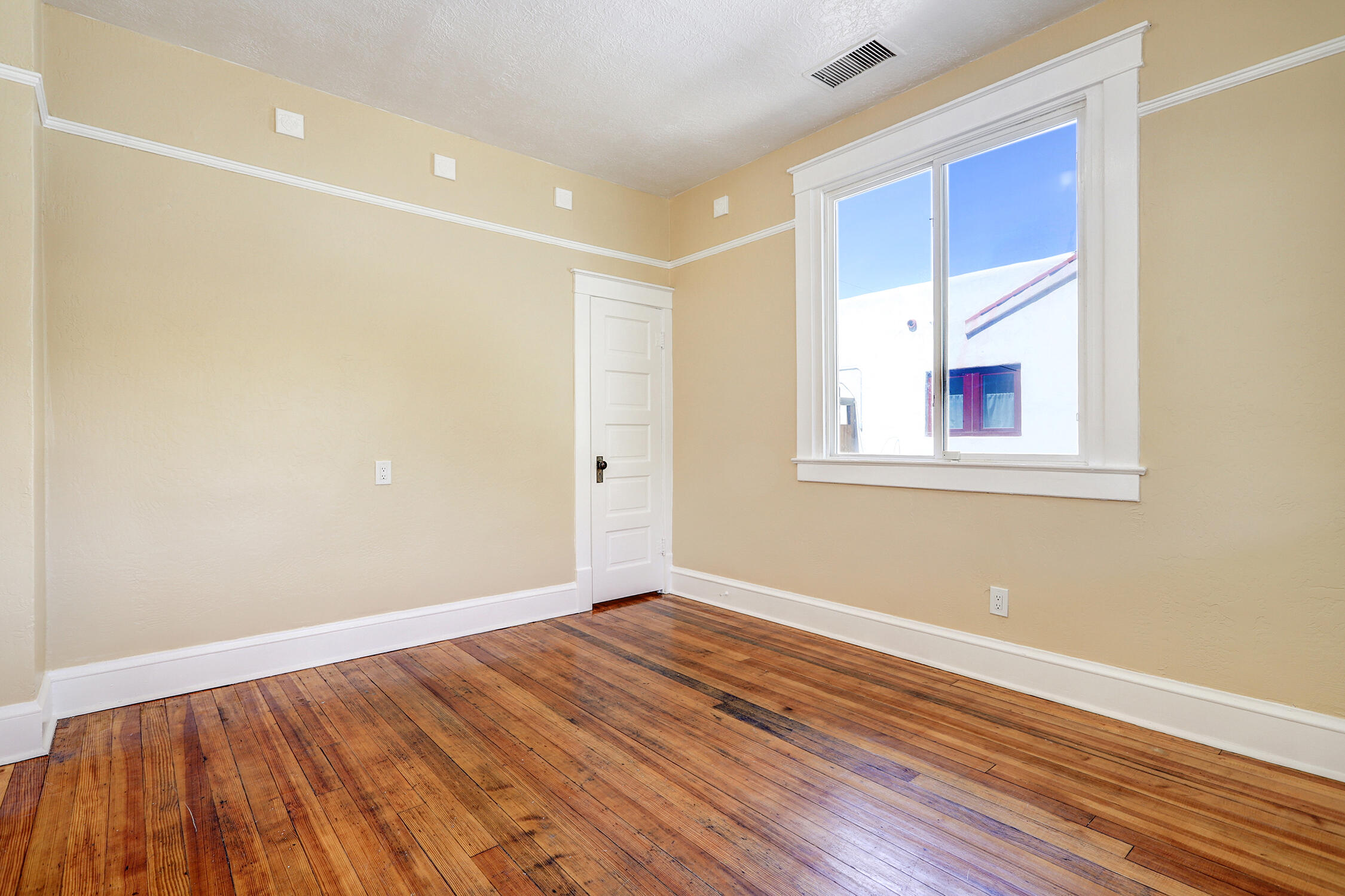 908 GOLD Avenue SW