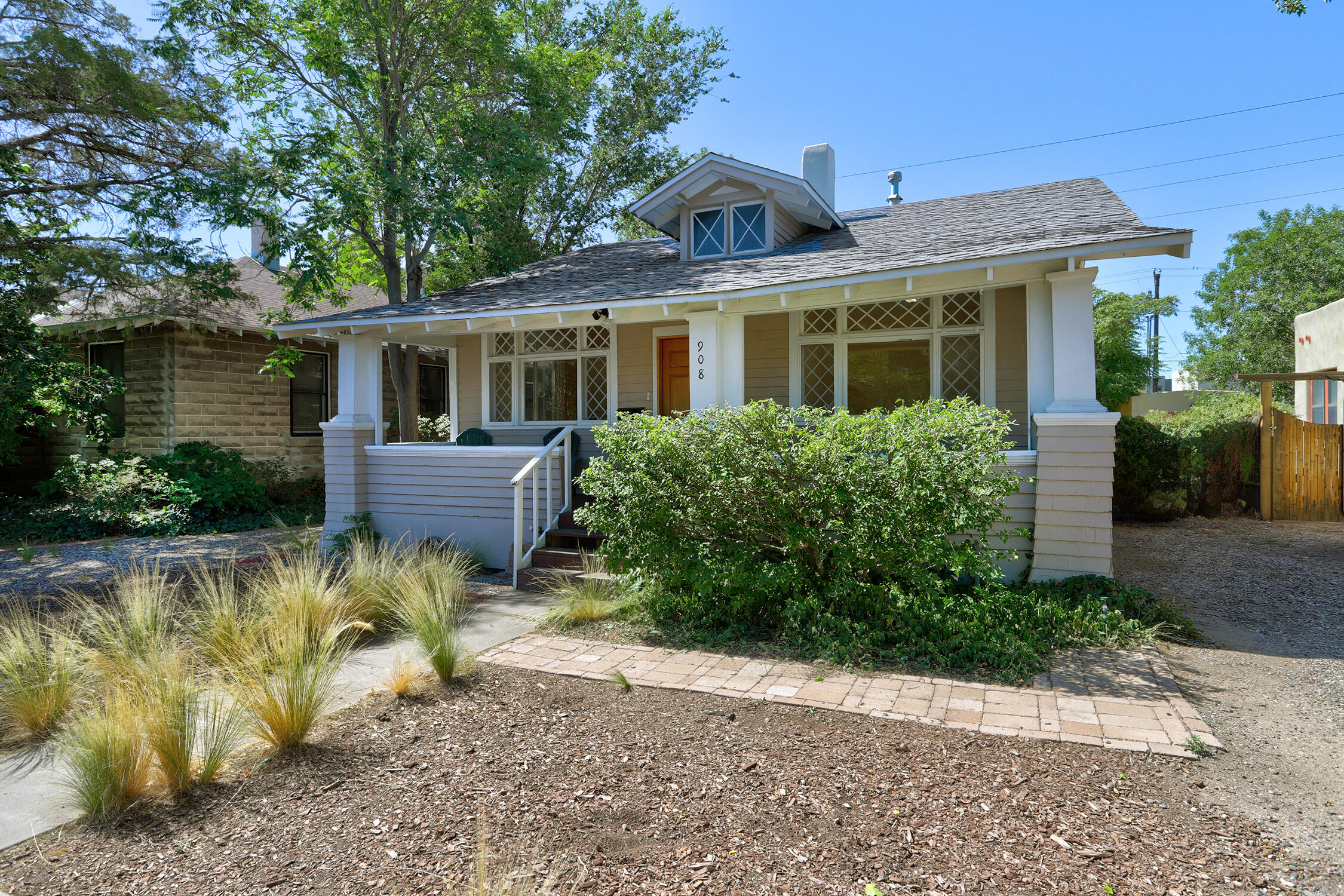 908 GOLD Avenue SW
