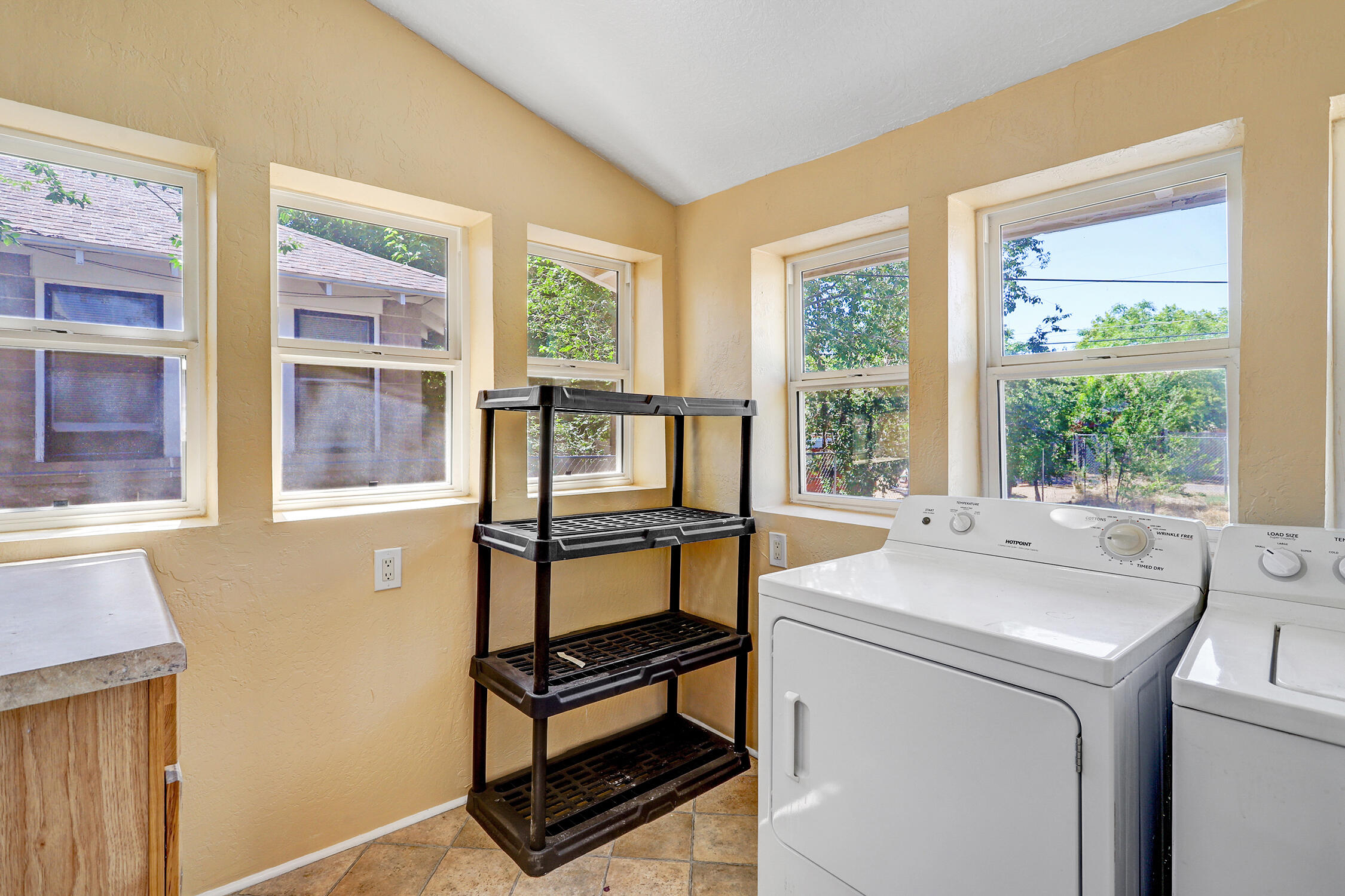 908 GOLD Avenue SW