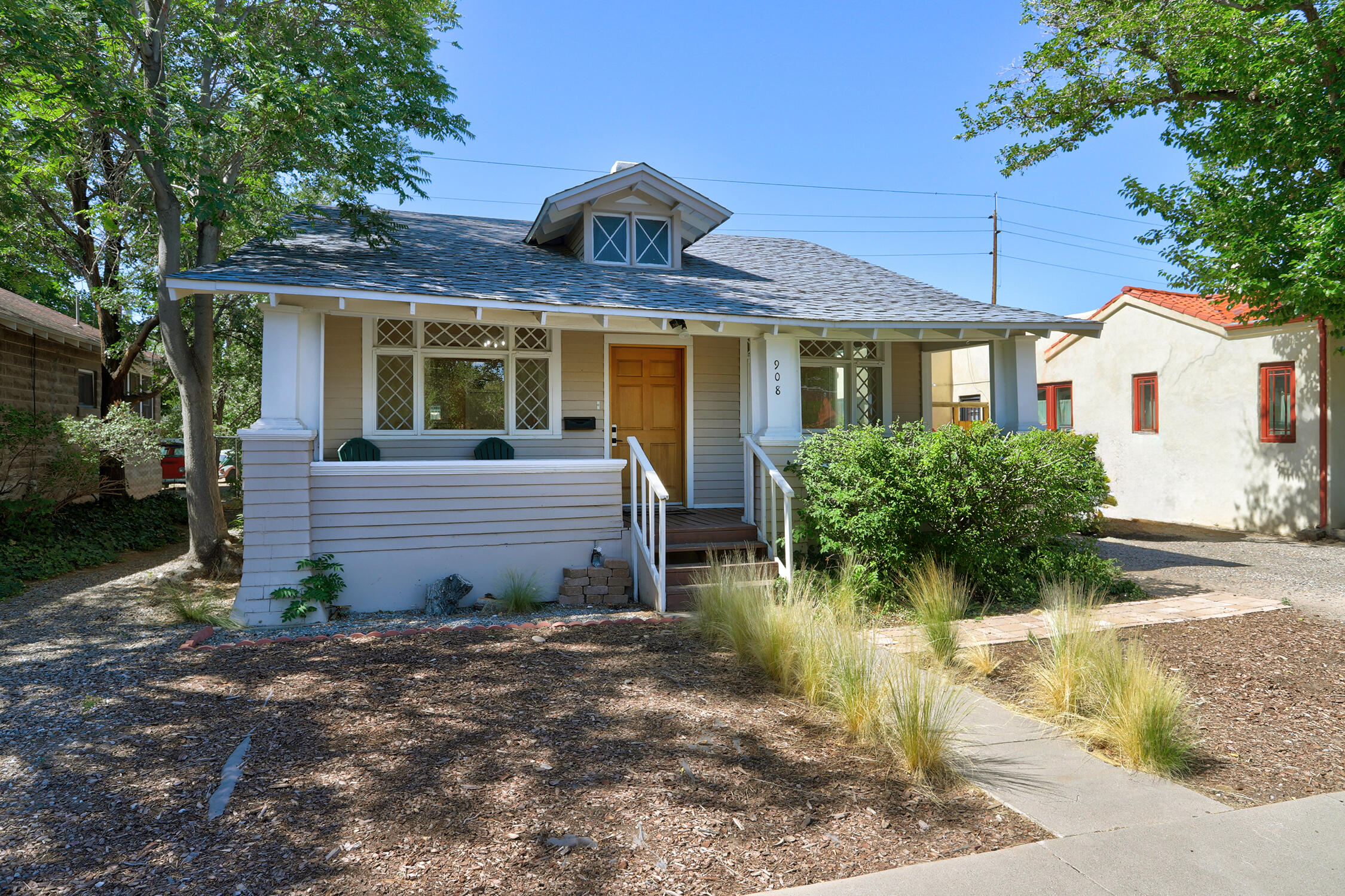 908 GOLD Avenue SW
