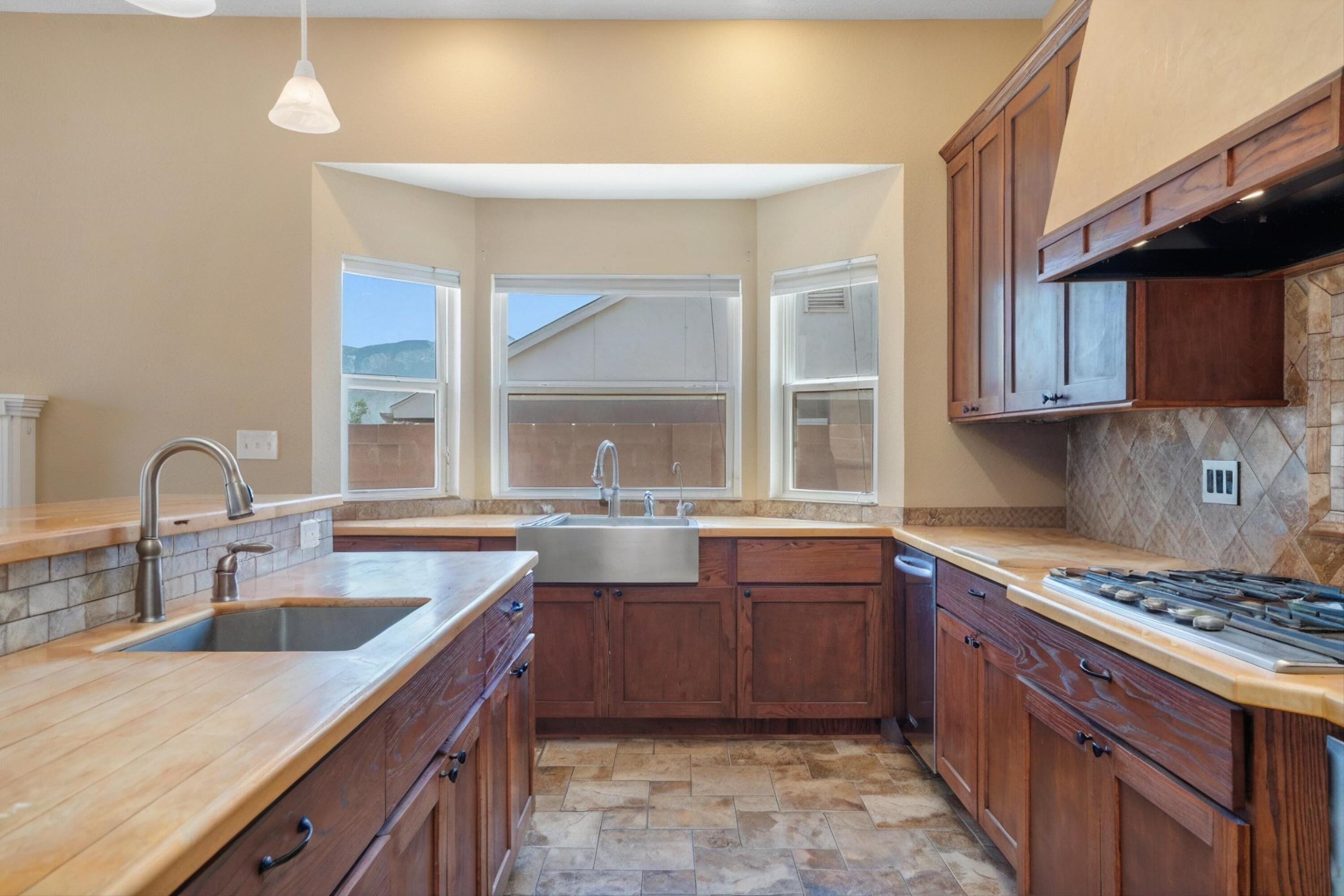 2544 TWIN BUTTES Drive NE