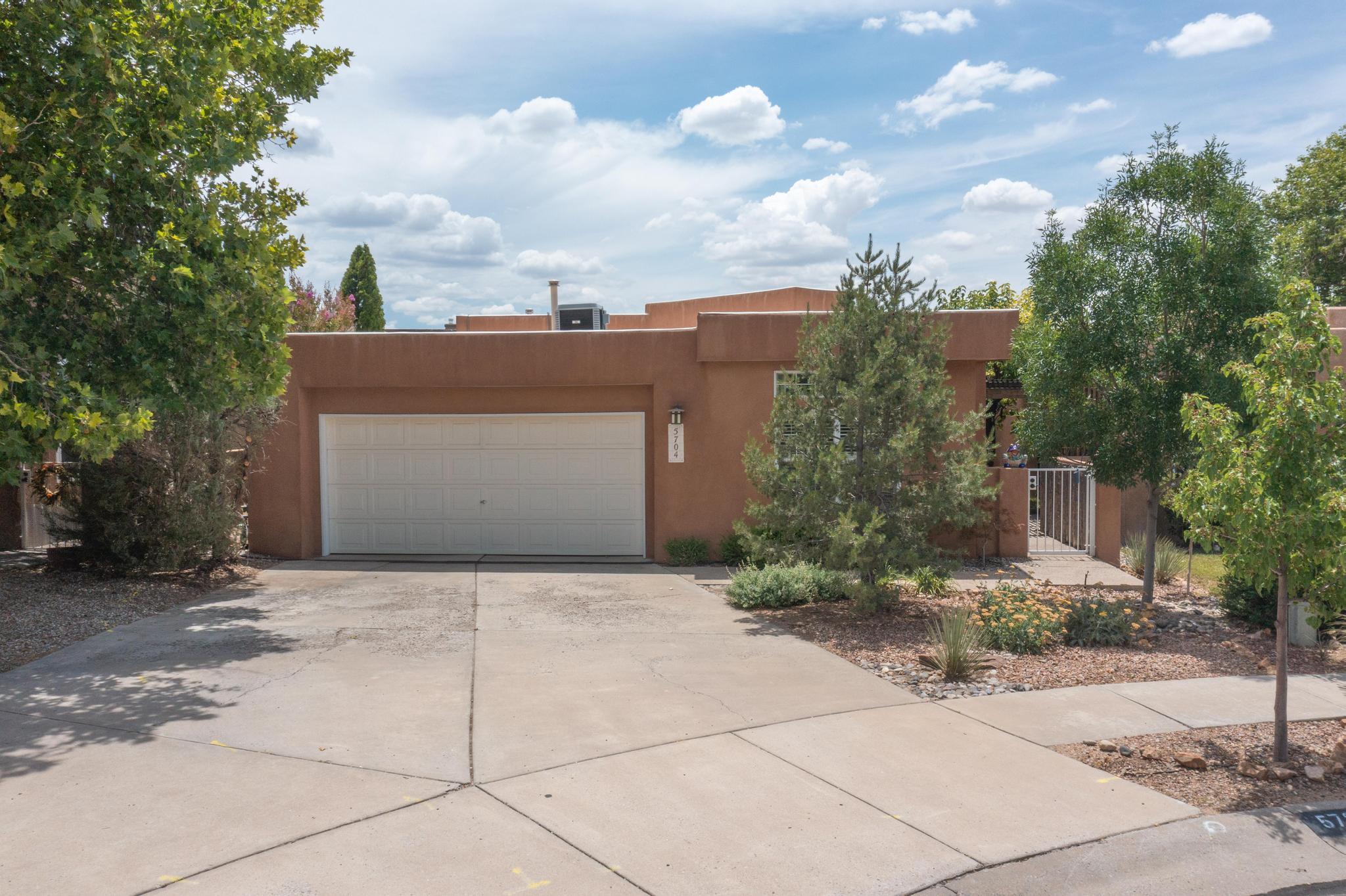 5704 PEPPERTREE Place NE