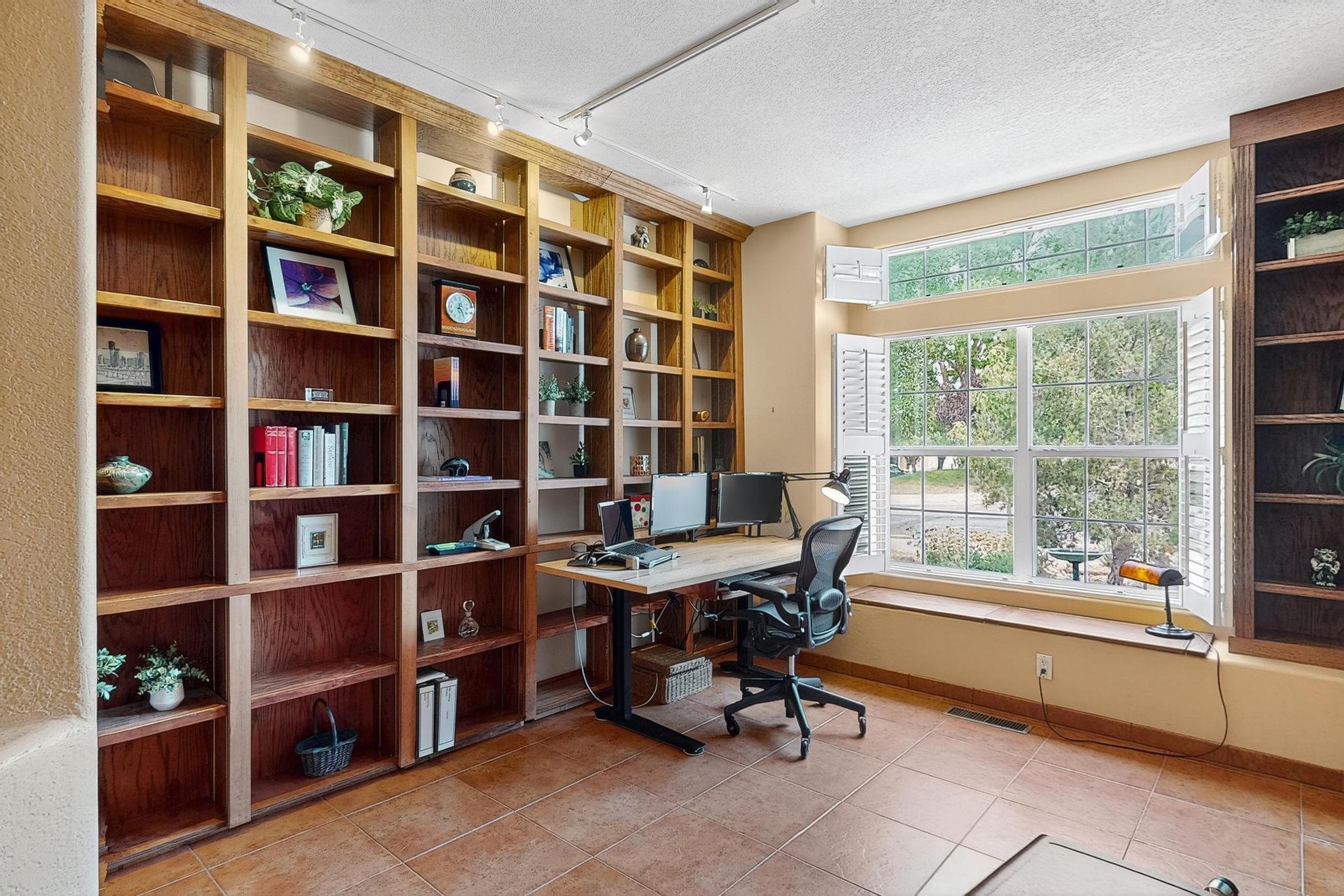 5704 PEPPERTREE Place NE