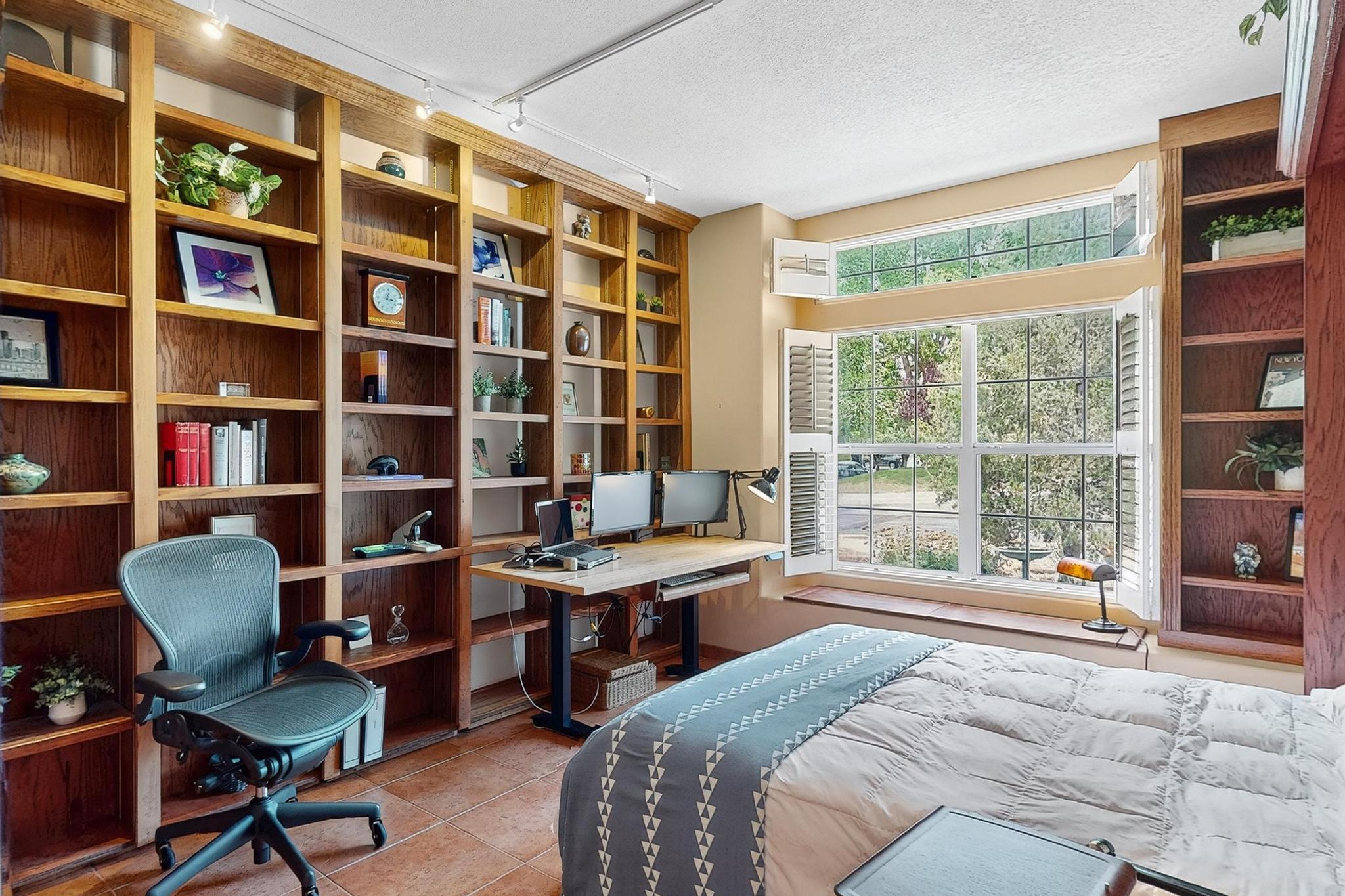 5704 PEPPERTREE Place NE