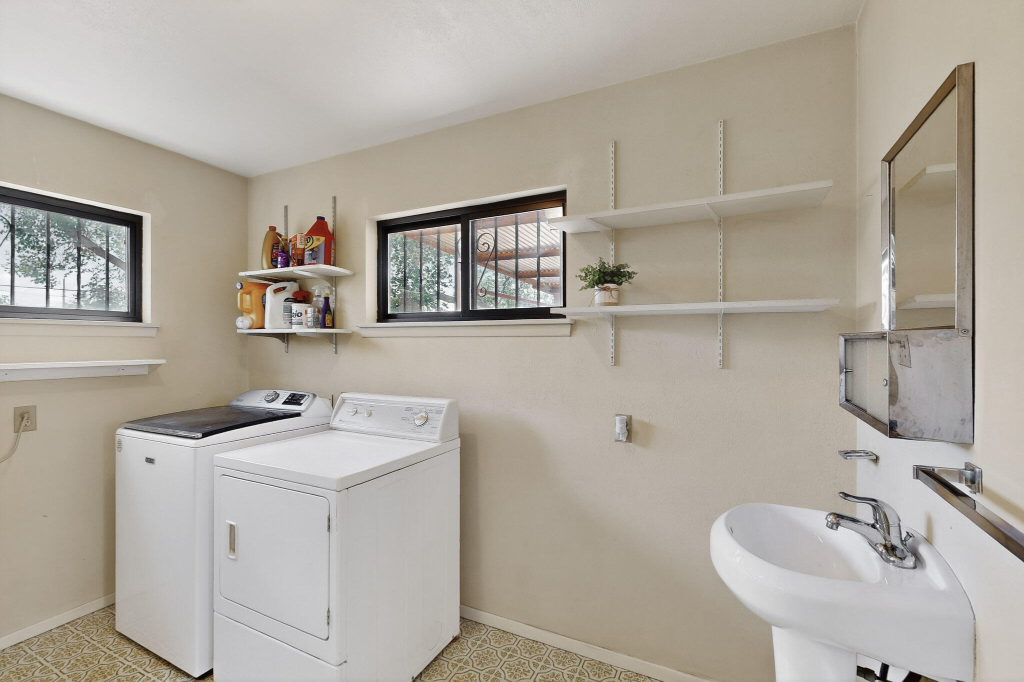 701 Palomas Drive SE