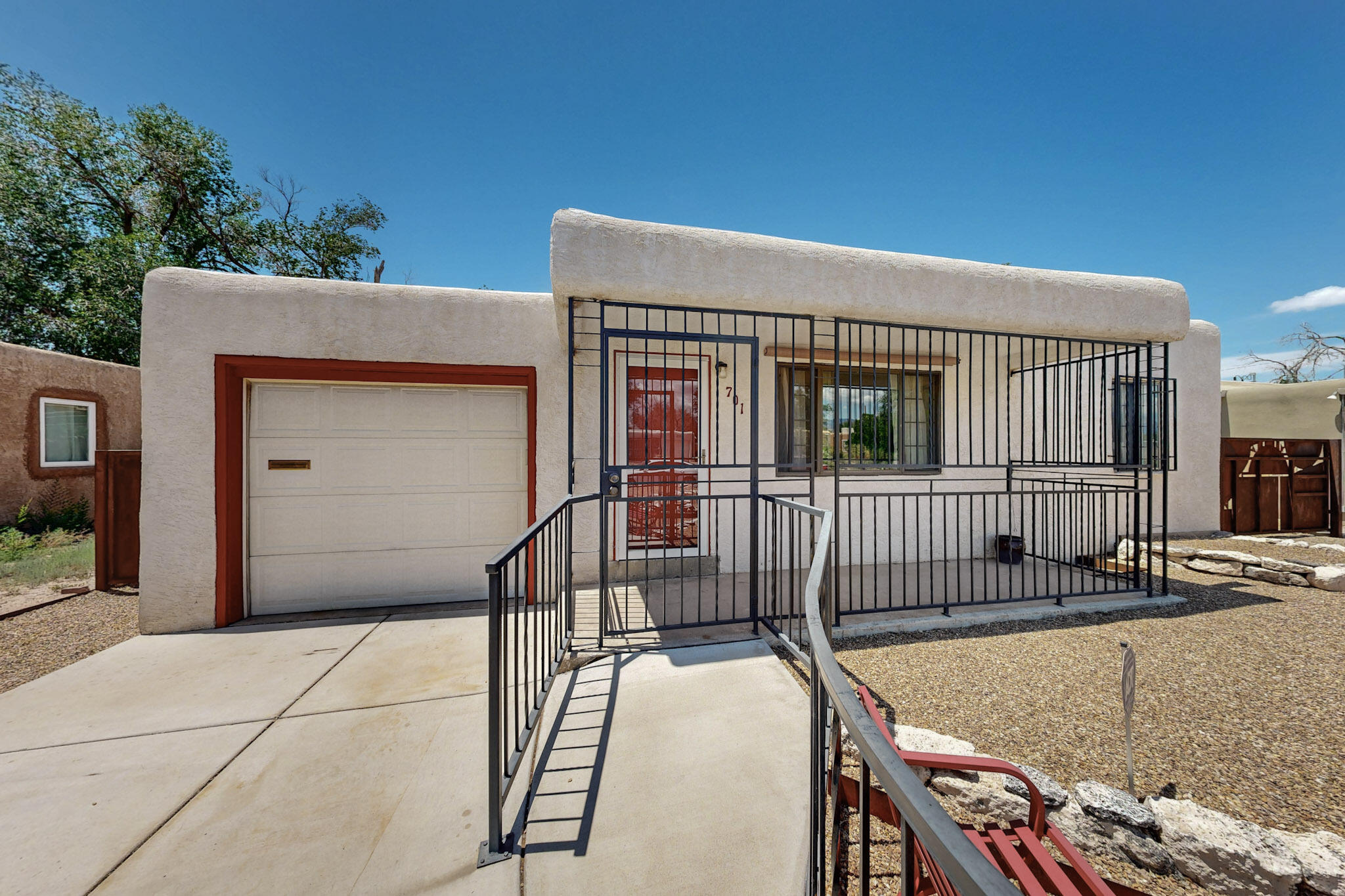 701 Palomas Drive SE