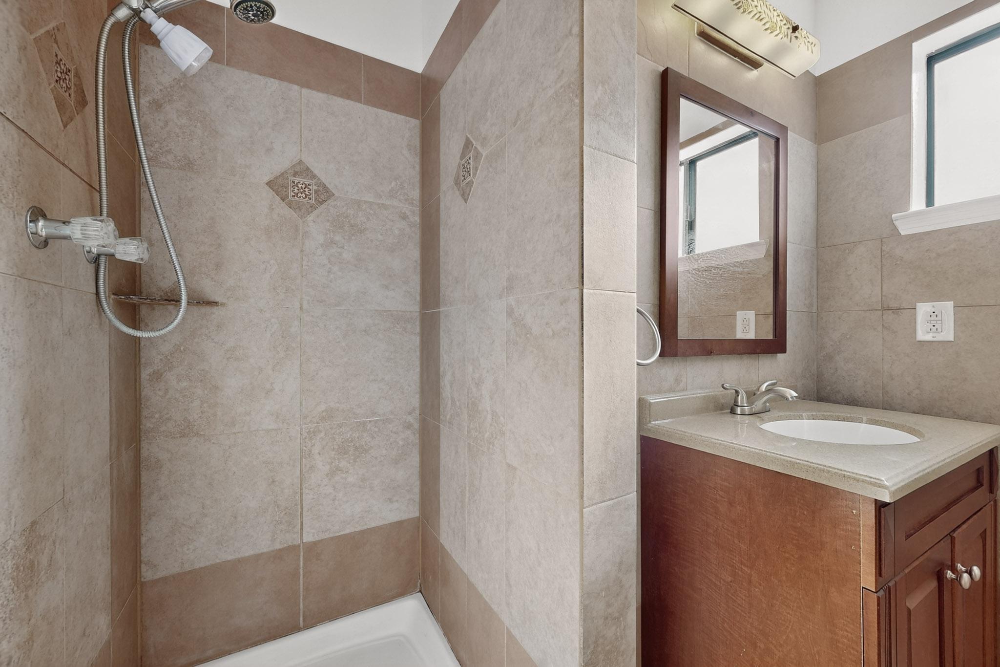 1107 HUPMOBILE Drive NE