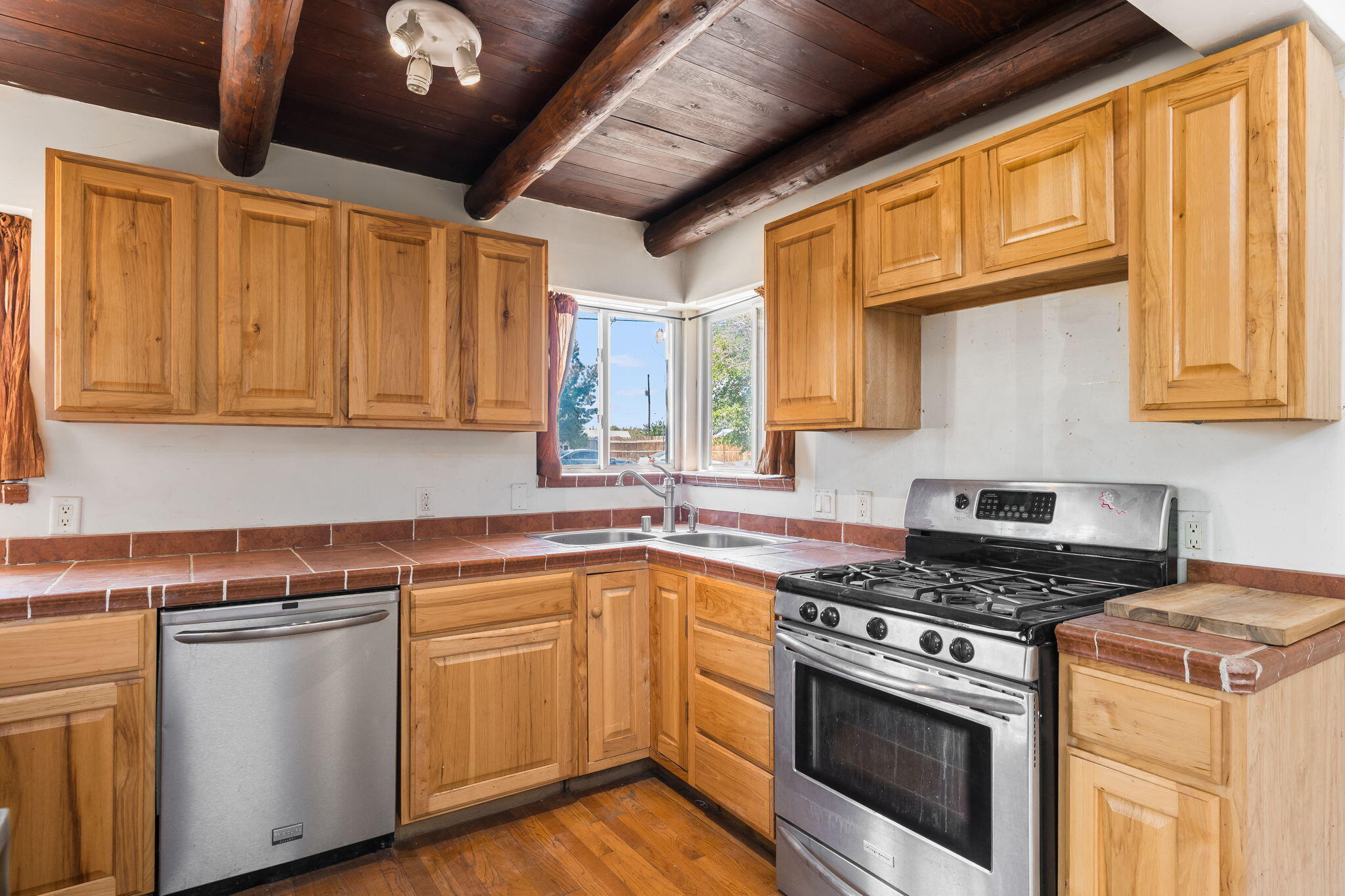 615 Los Arboles Avenue NW