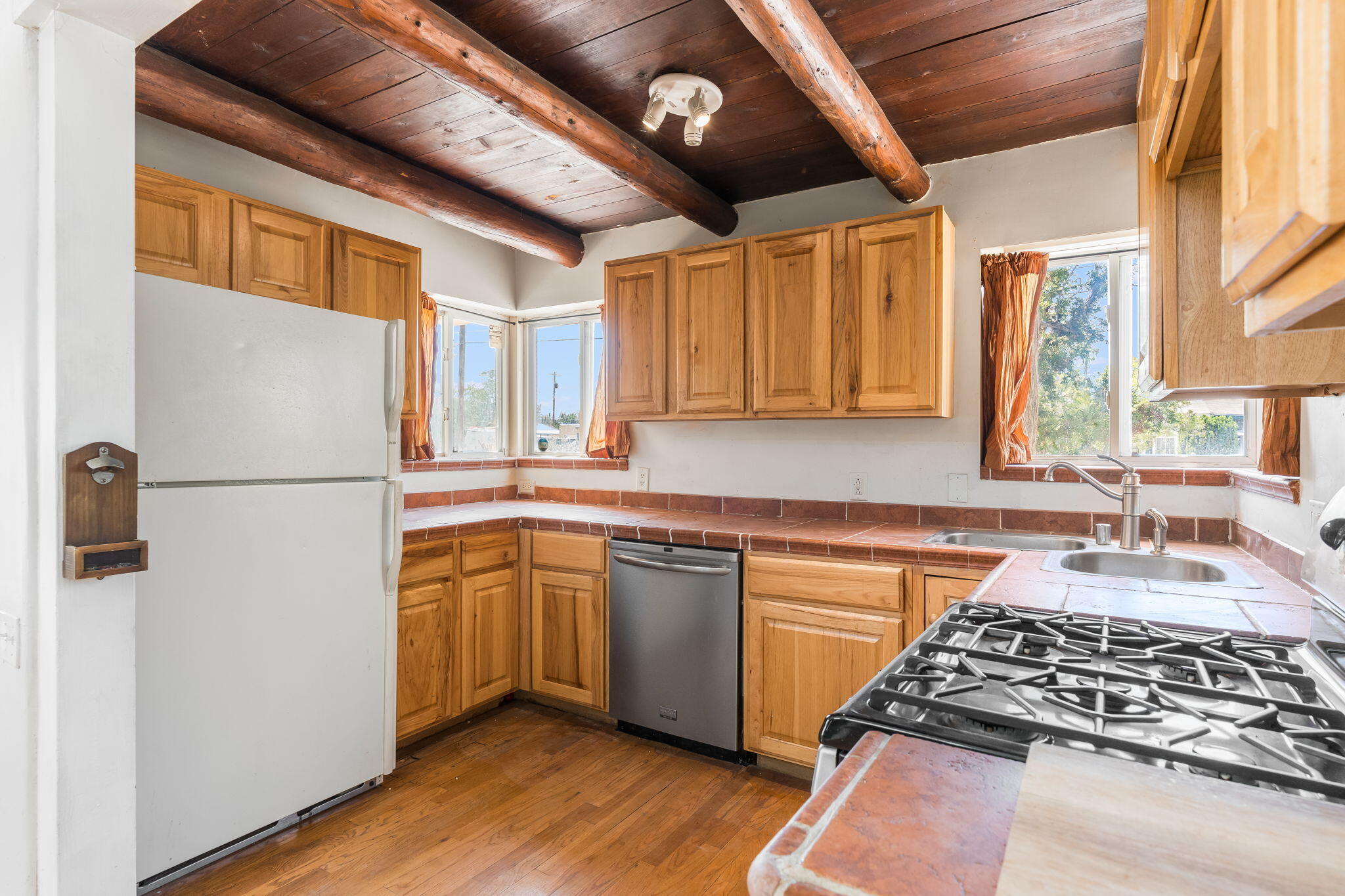 615 Los Arboles Avenue NW