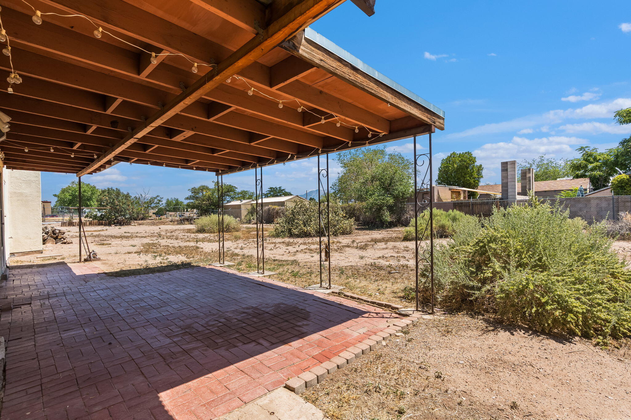 615 Los Arboles Avenue NW