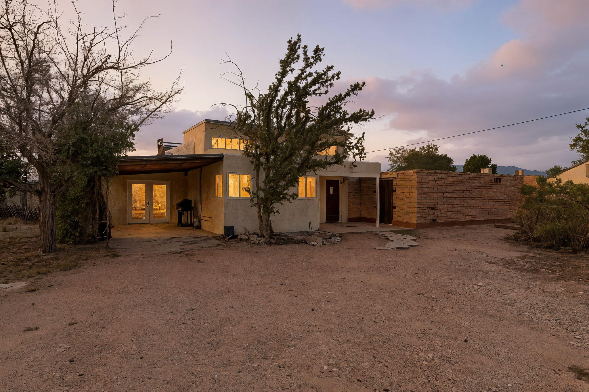 615 Los Arboles Avenue NW