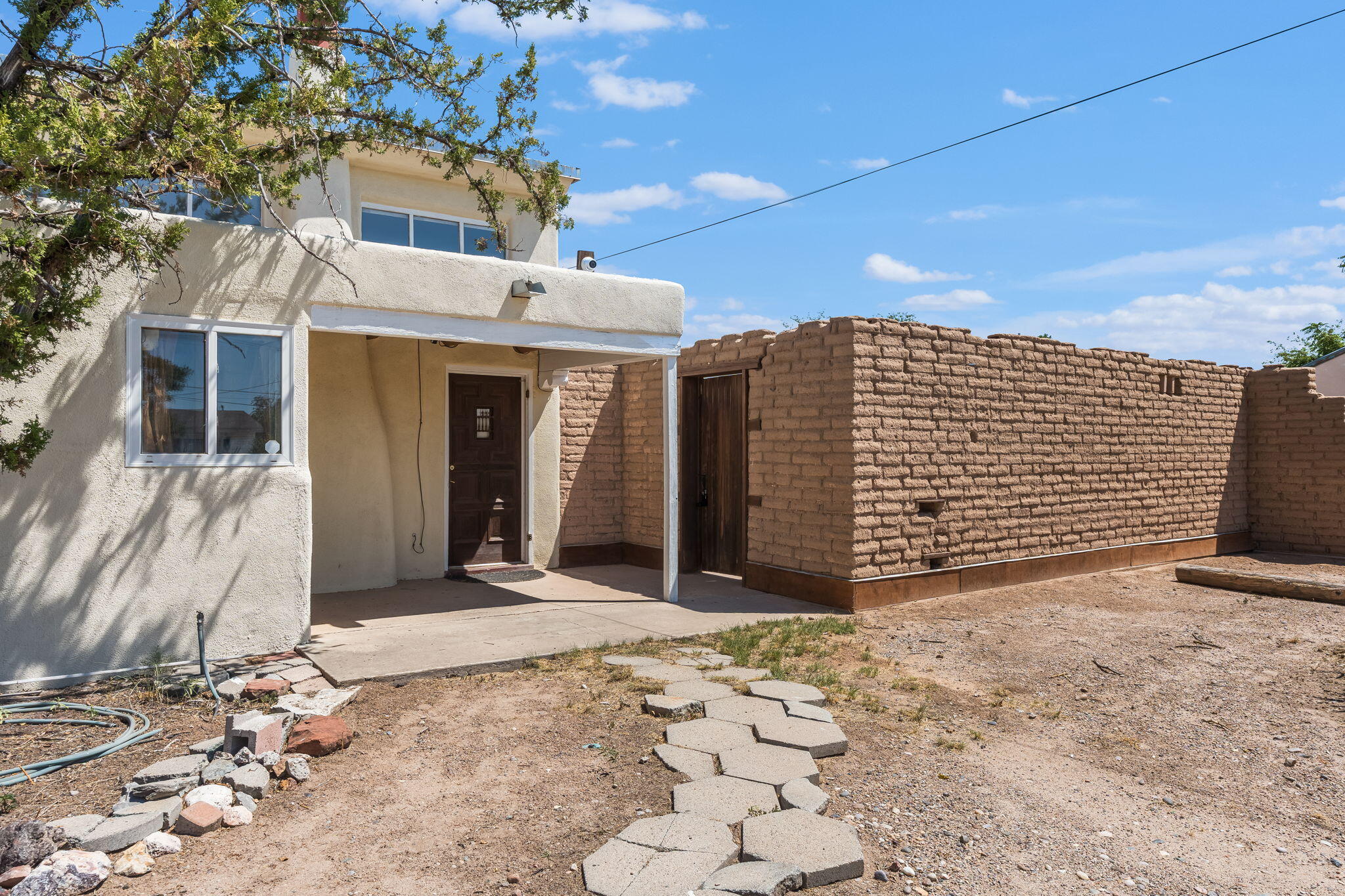 615 Los Arboles Avenue NW