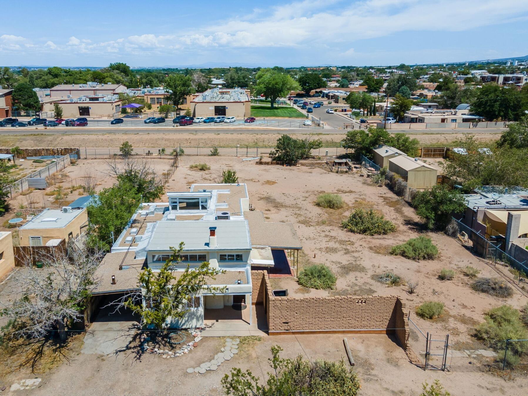 615 Los Arboles Avenue NW