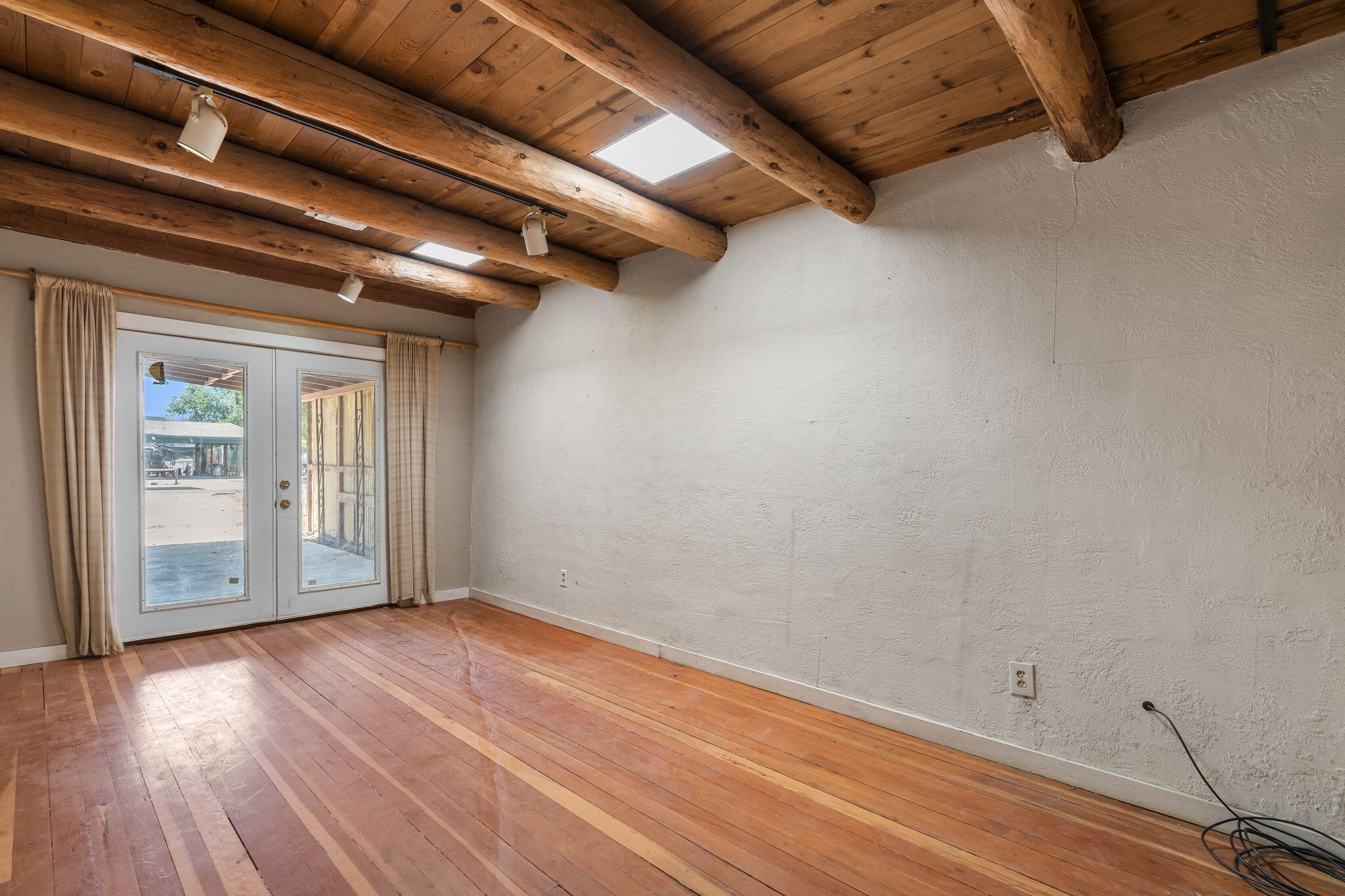 615 Los Arboles Avenue NW