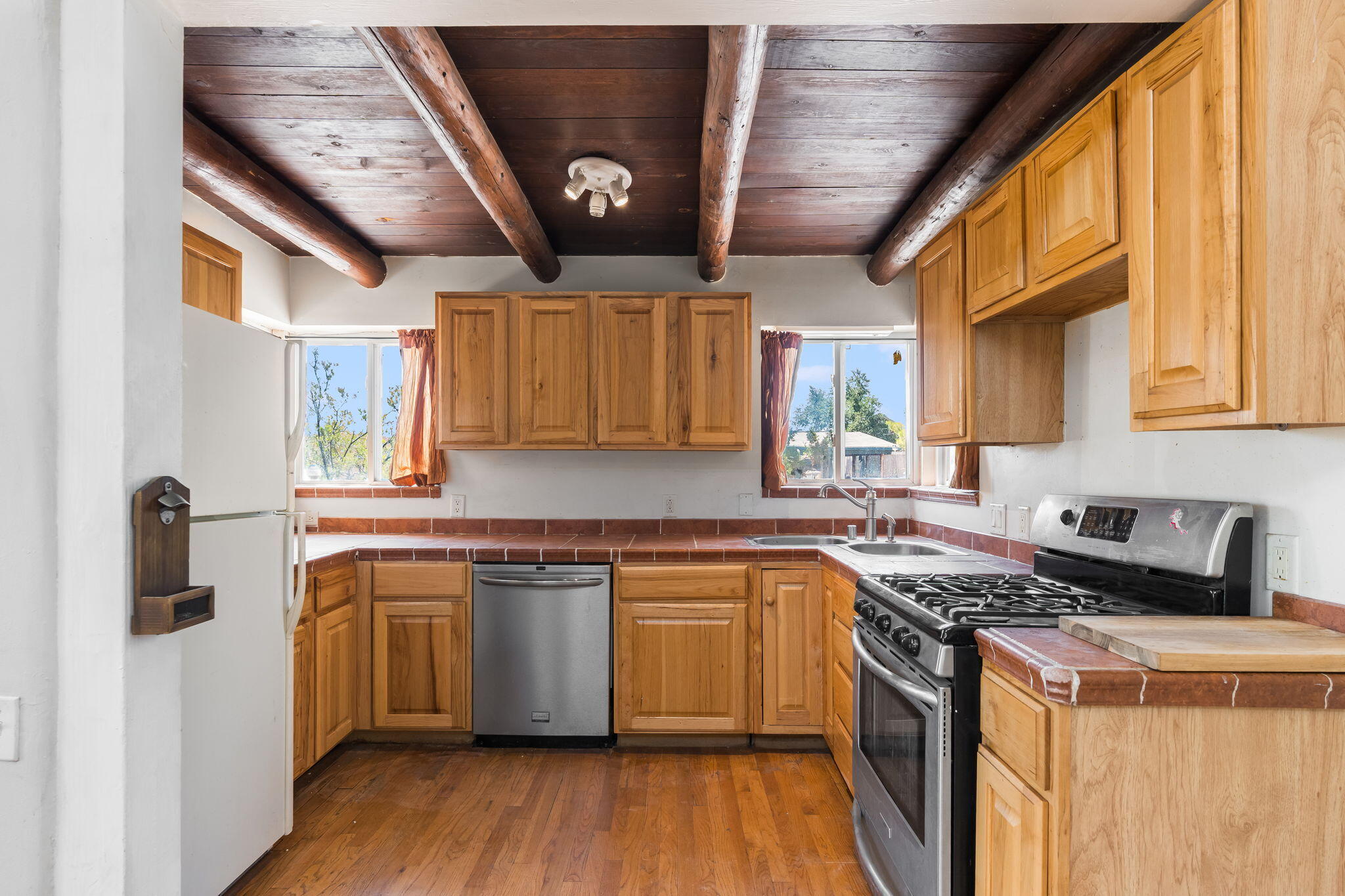 615 Los Arboles Avenue NW