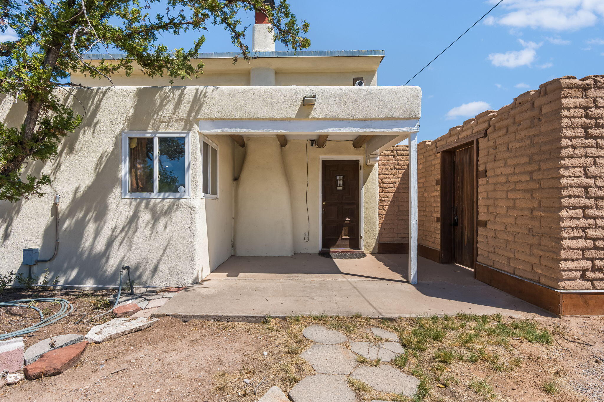 615 Los Arboles Avenue NW