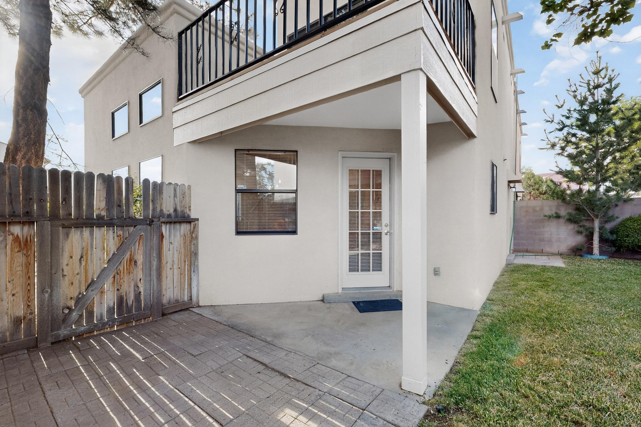 832 KNOX Court NE