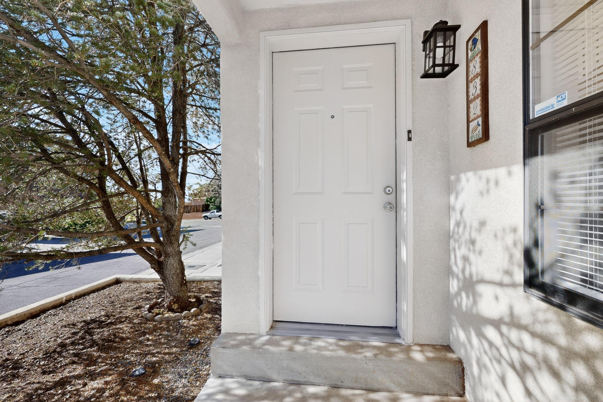 832 KNOX Court NE
