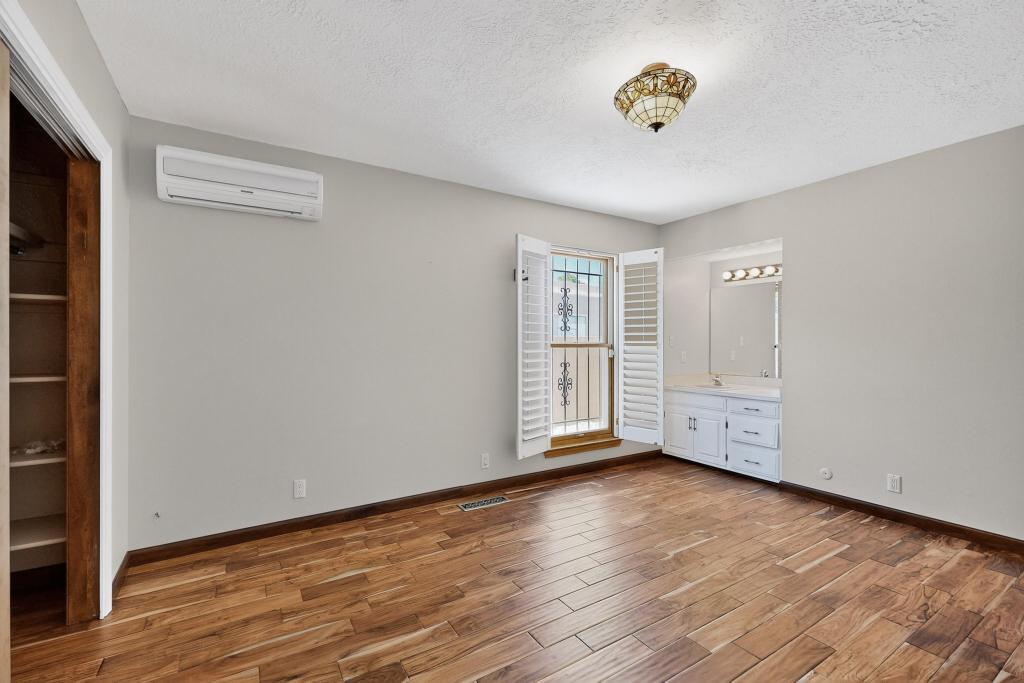 5501 LUNA DEL ORO Court NE