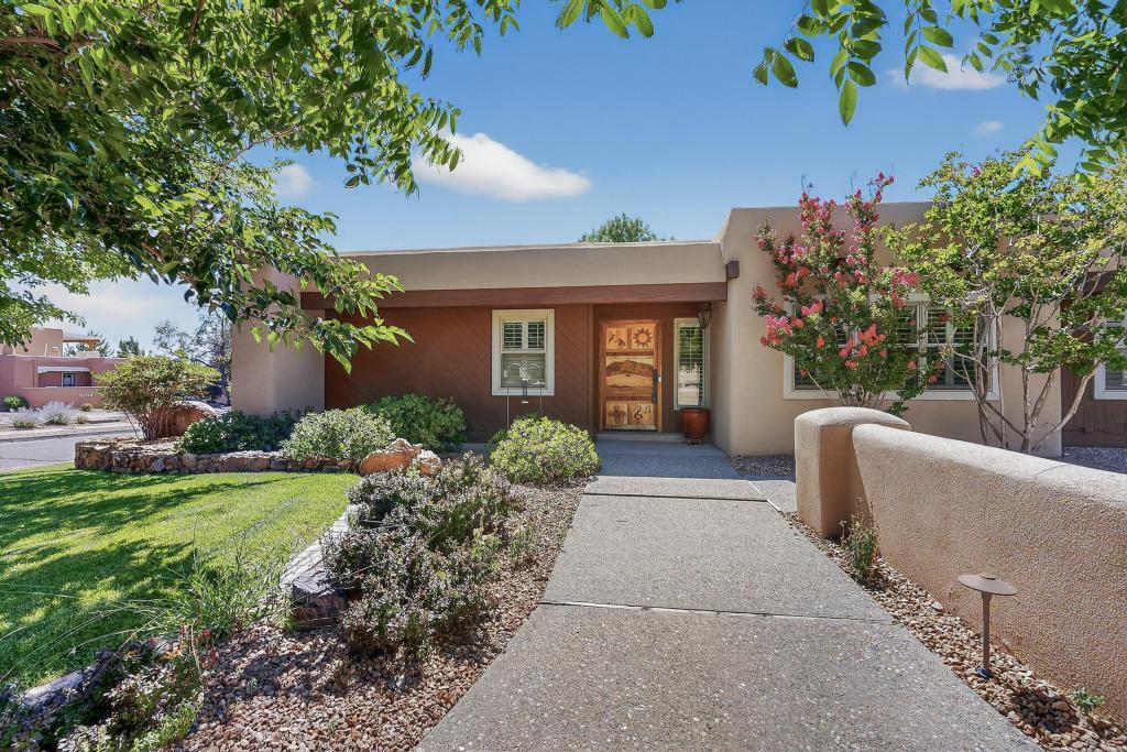 5501 LUNA DEL ORO Court NE