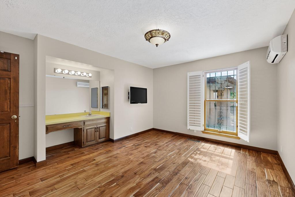 5501 LUNA DEL ORO Court NE