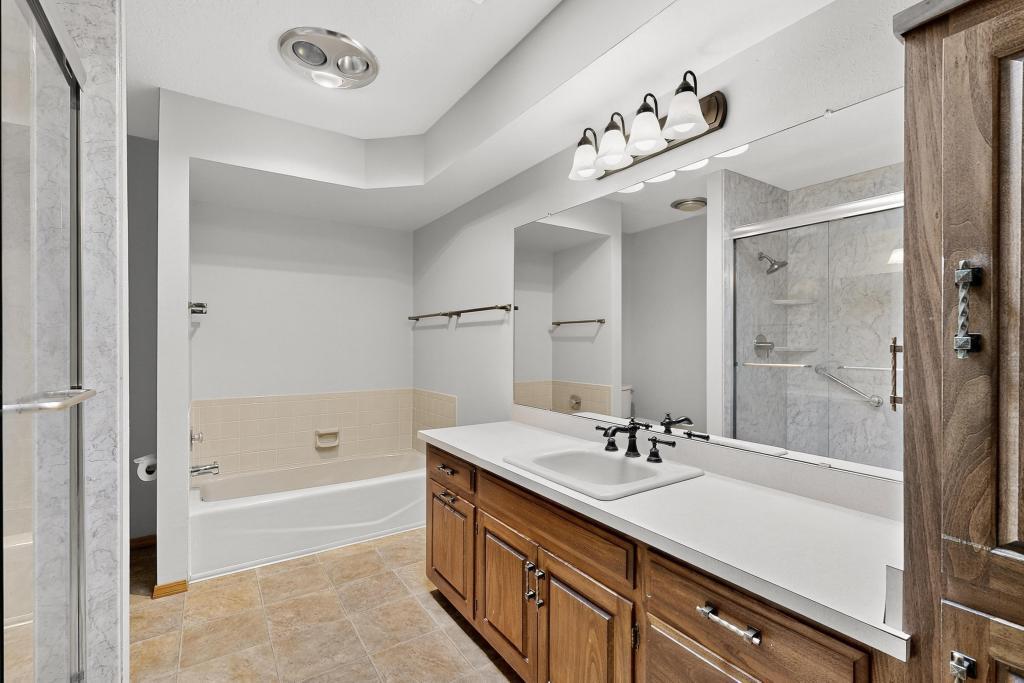 5501 LUNA DEL ORO Court NE