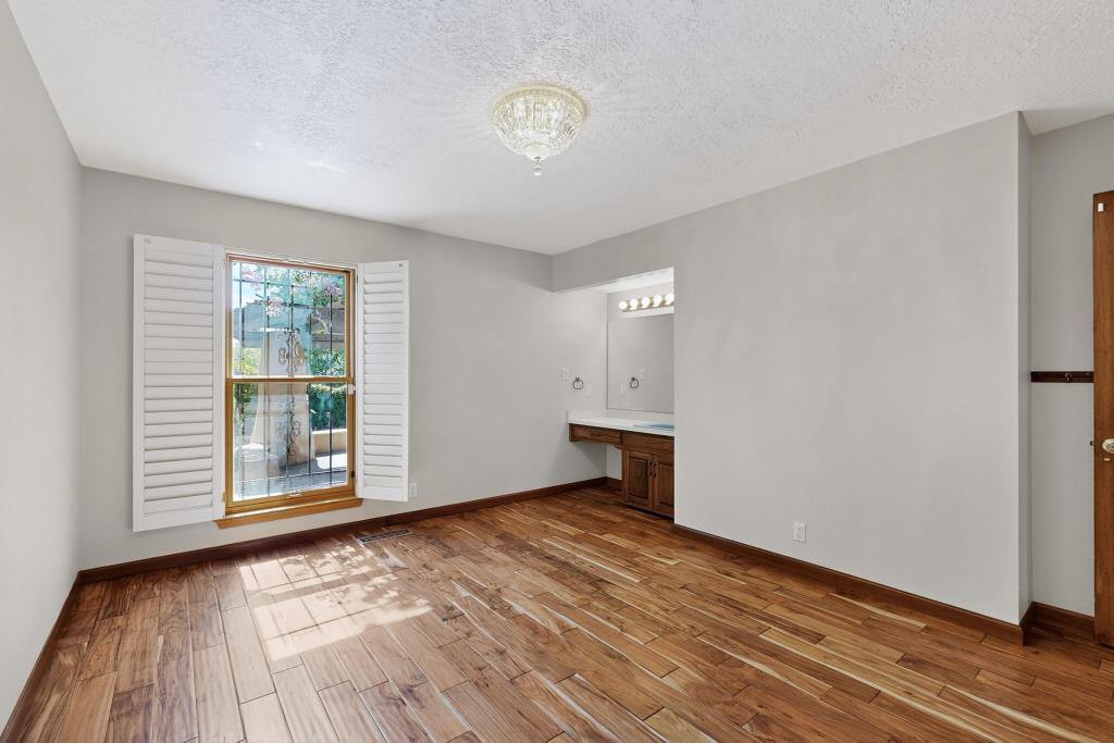 5501 LUNA DEL ORO Court NE