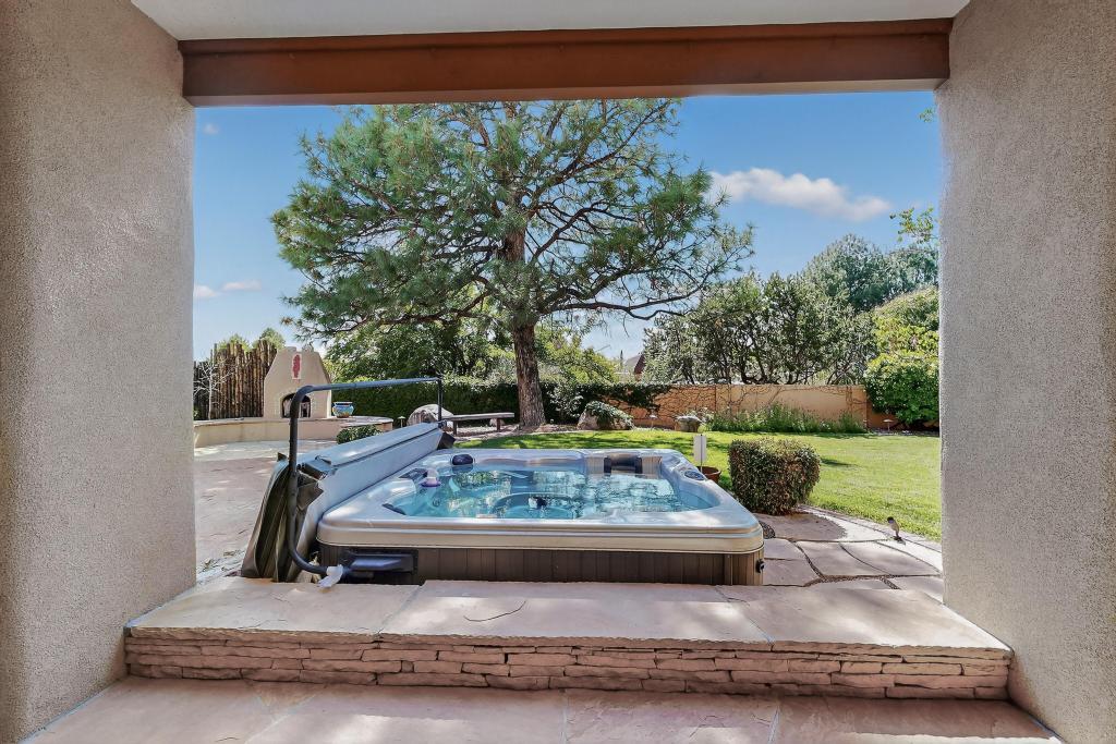 5501 LUNA DEL ORO Court NE