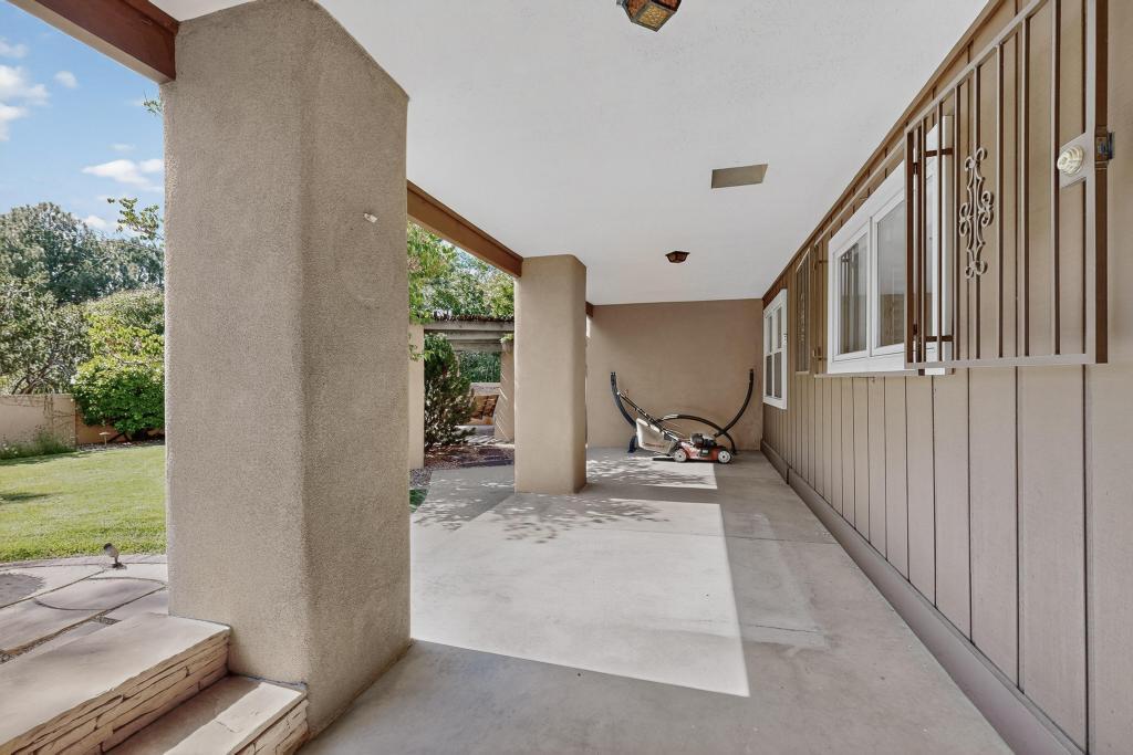 5501 LUNA DEL ORO Court NE