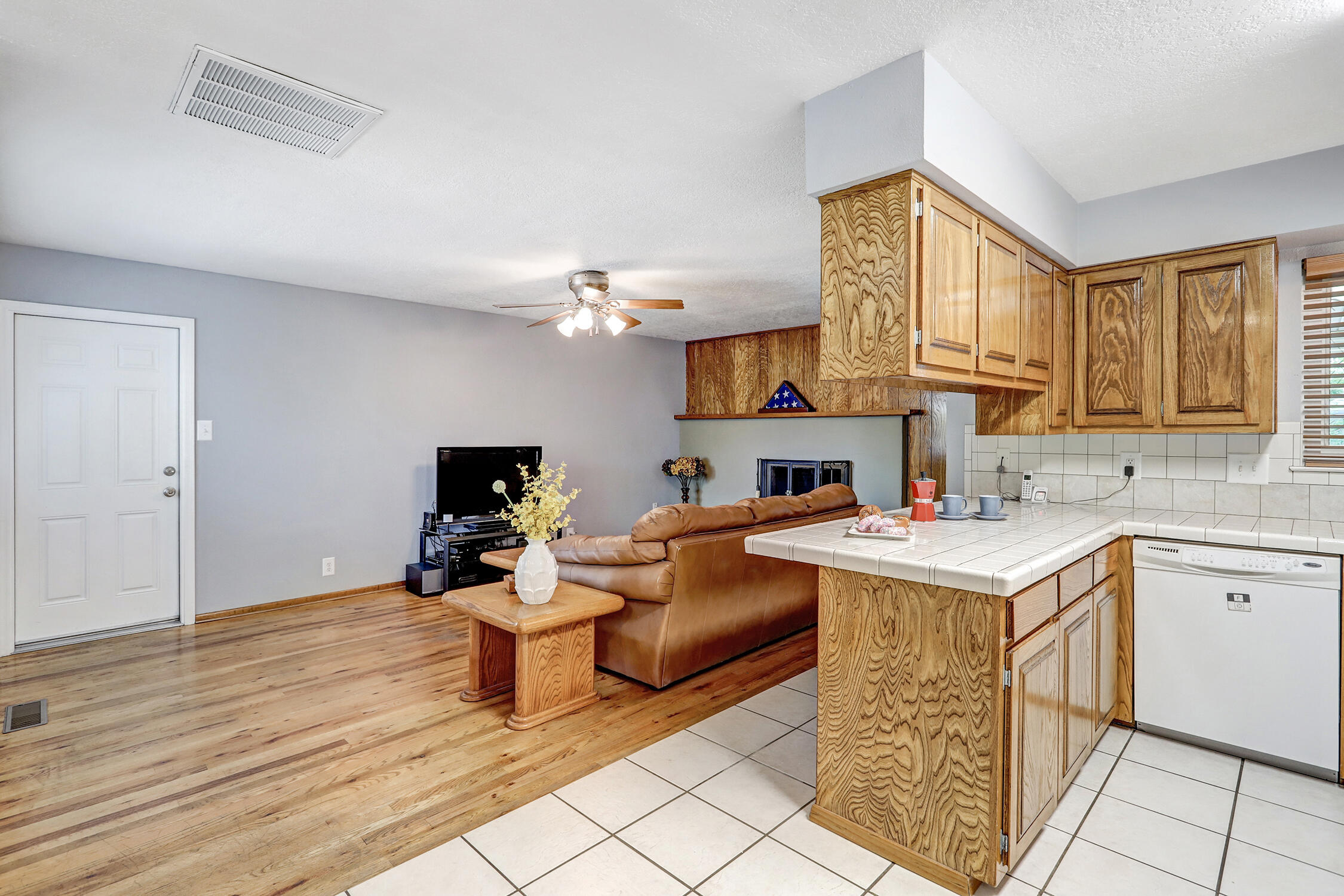 6211 BAKER Avenue NE