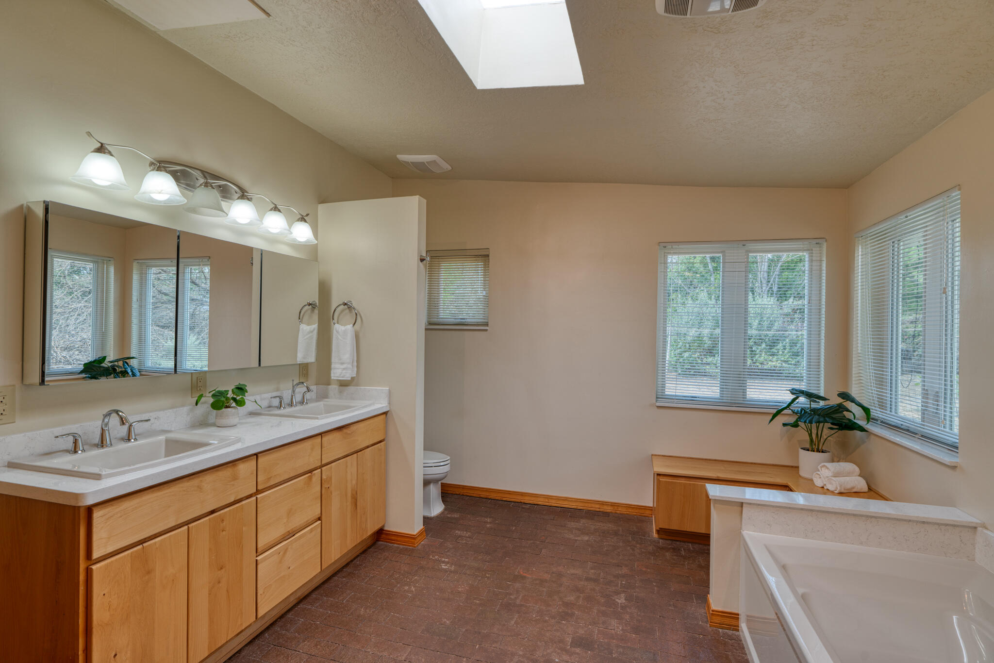 336 CAMINO DEL ORO