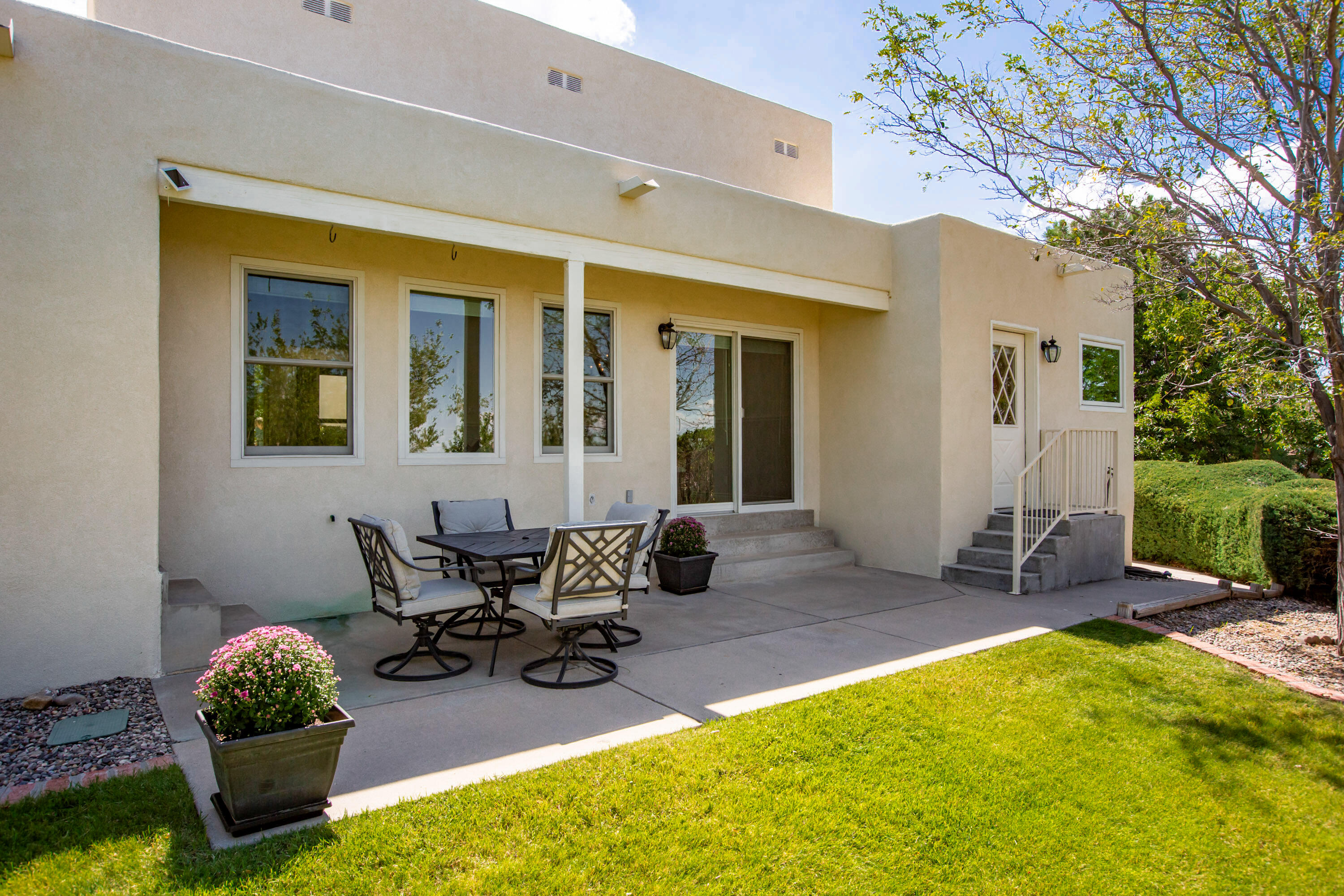 4015 CALLE PINO NE