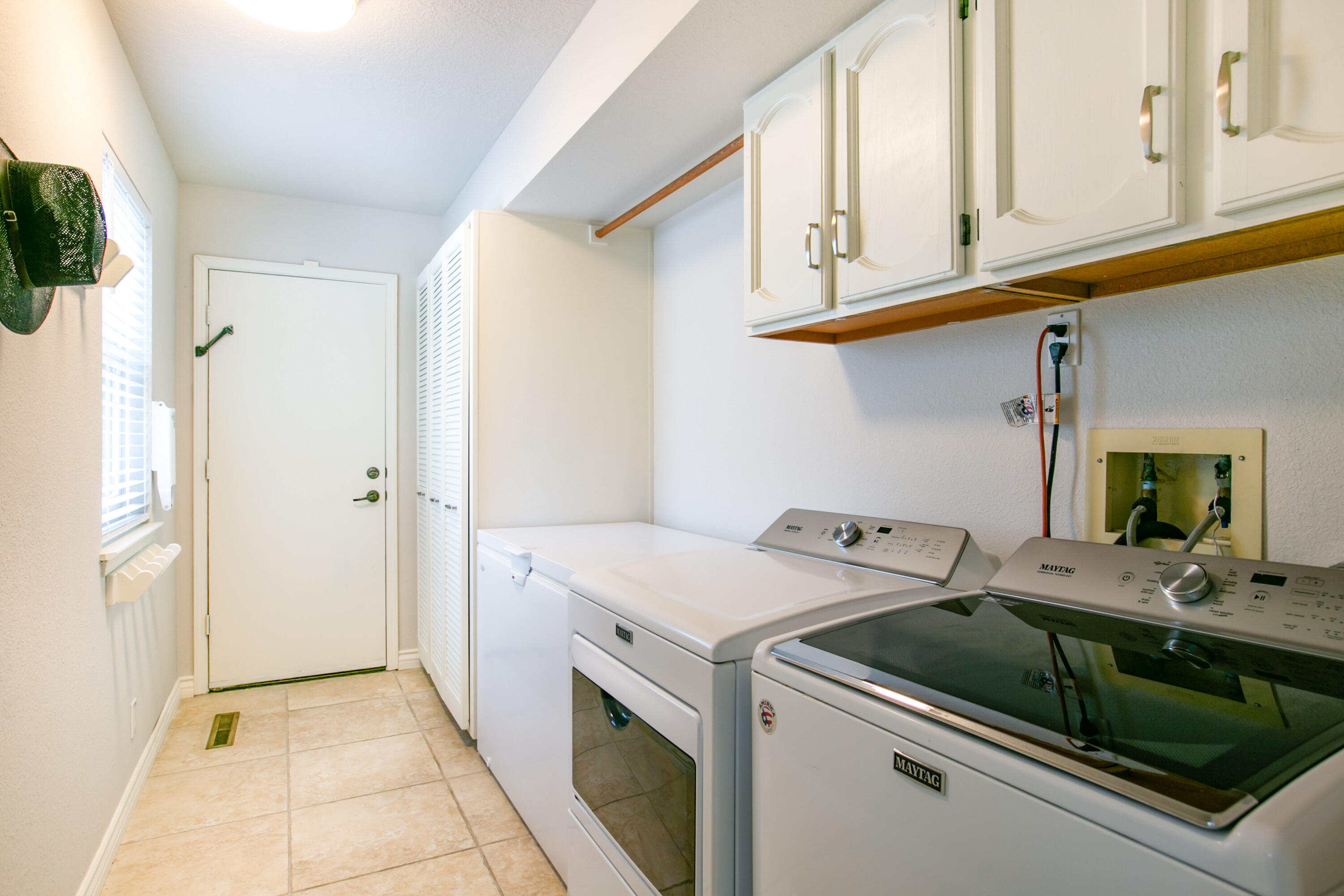 4015 CALLE PINO NE